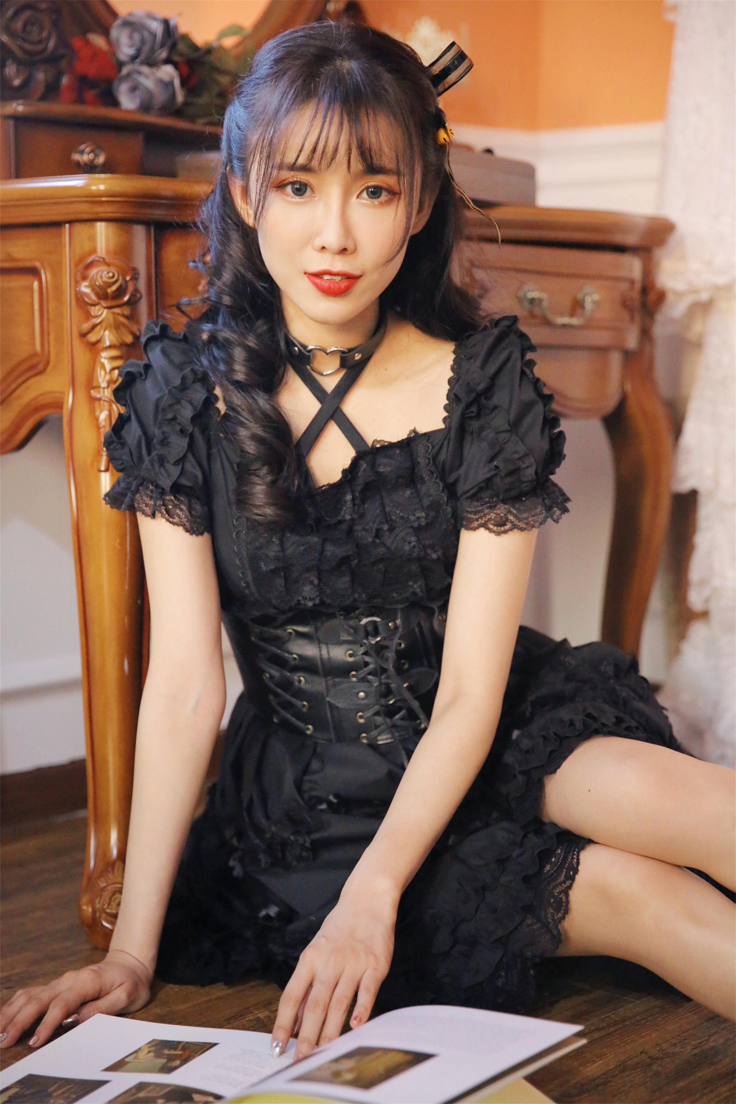 [YALAYI雅拉伊]2022.11.26 性感小妖精 黑色塑身蕾丝连衣裙复古私房写真集第10张