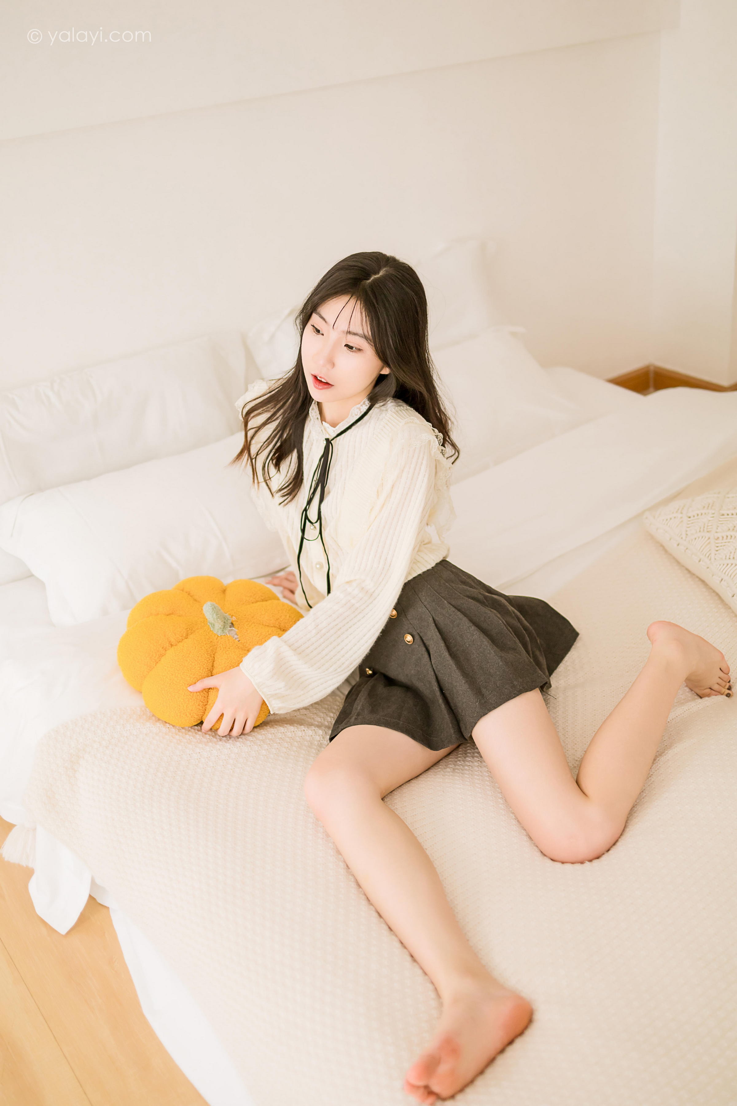 [YALAYI雅拉伊]2022.12.05 大幸福 小乔 白色镂空衬衫加灰色短裙居家清纯写真集第3张
