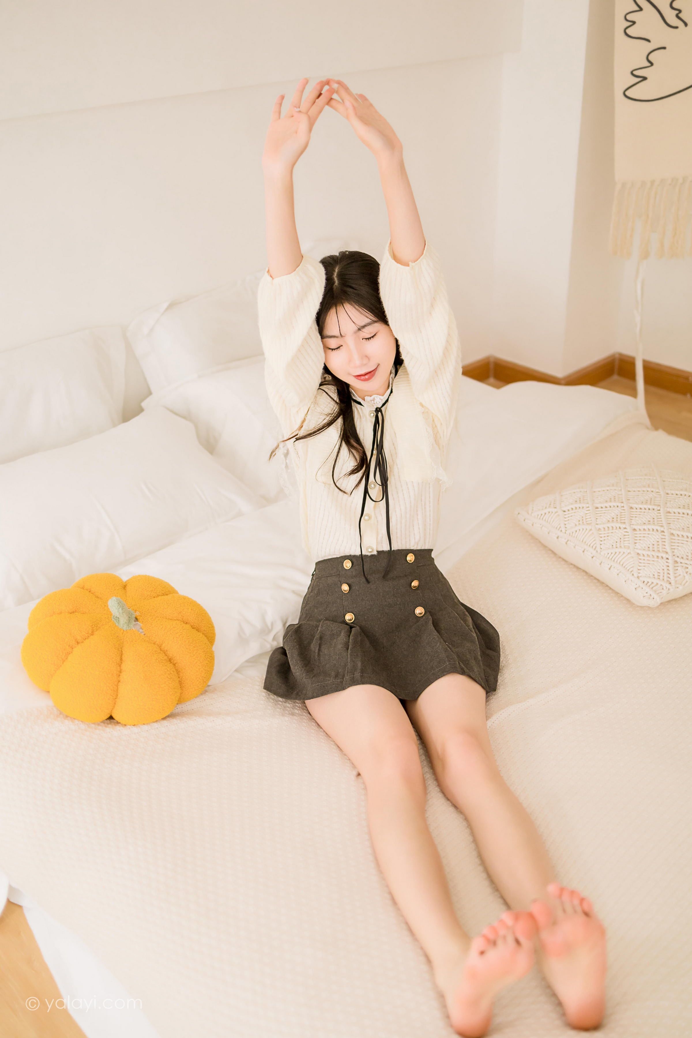 [YALAYI雅拉伊]2022.12.05 大幸福 小乔 白色镂空衬衫加灰色短裙居家清纯写真集第2张