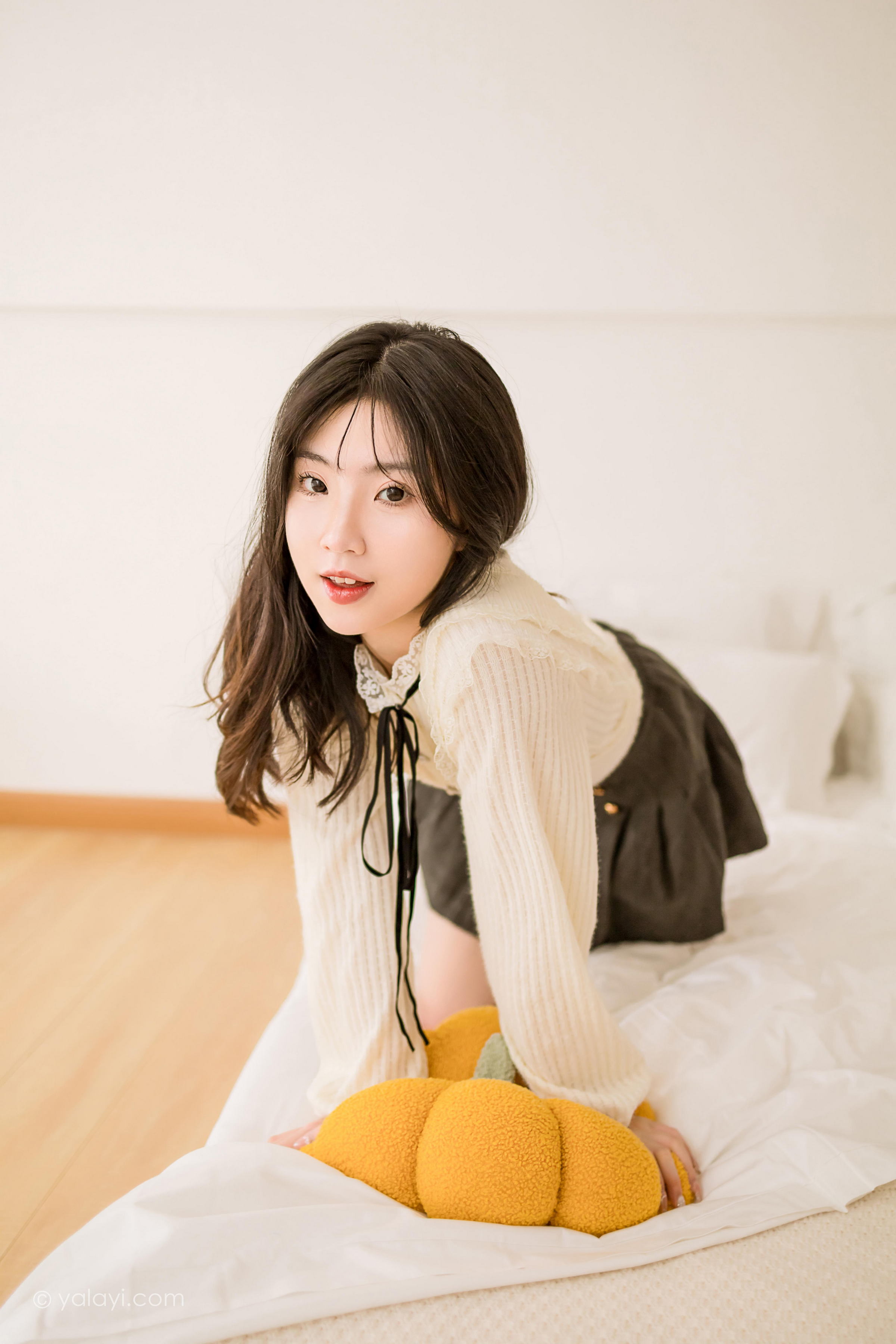 [YALAYI雅拉伊]2022.12.05 大幸福 小乔 白色镂空衬衫加灰色短裙居家清纯写真集第7张
