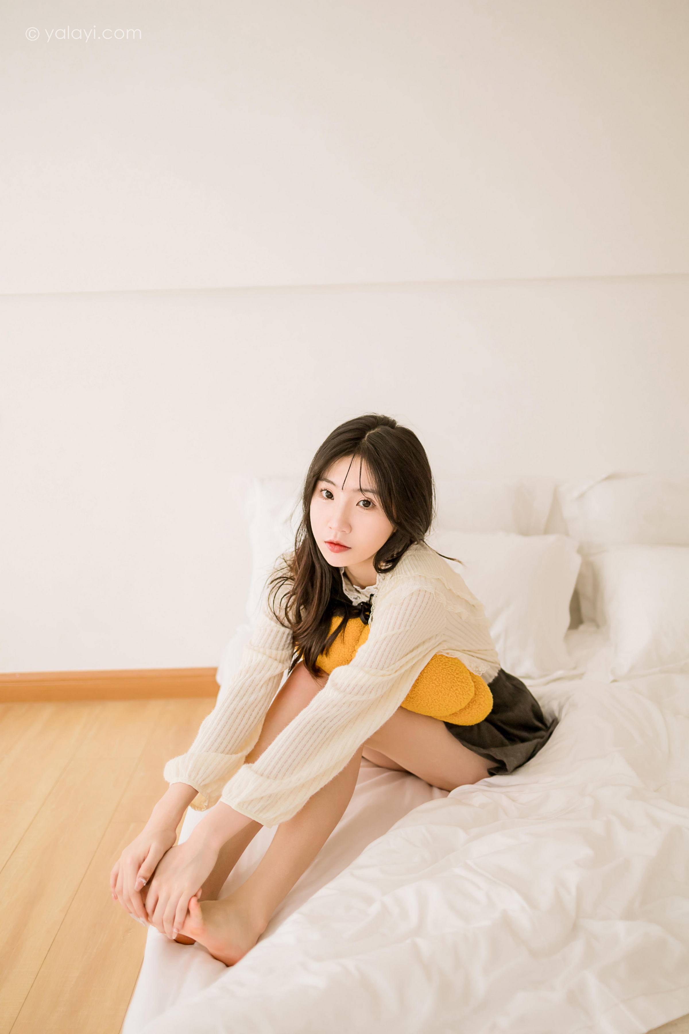[YALAYI雅拉伊]2022.12.05 大幸福 小乔 白色镂空衬衫加灰色短裙居家清纯写真集第8张