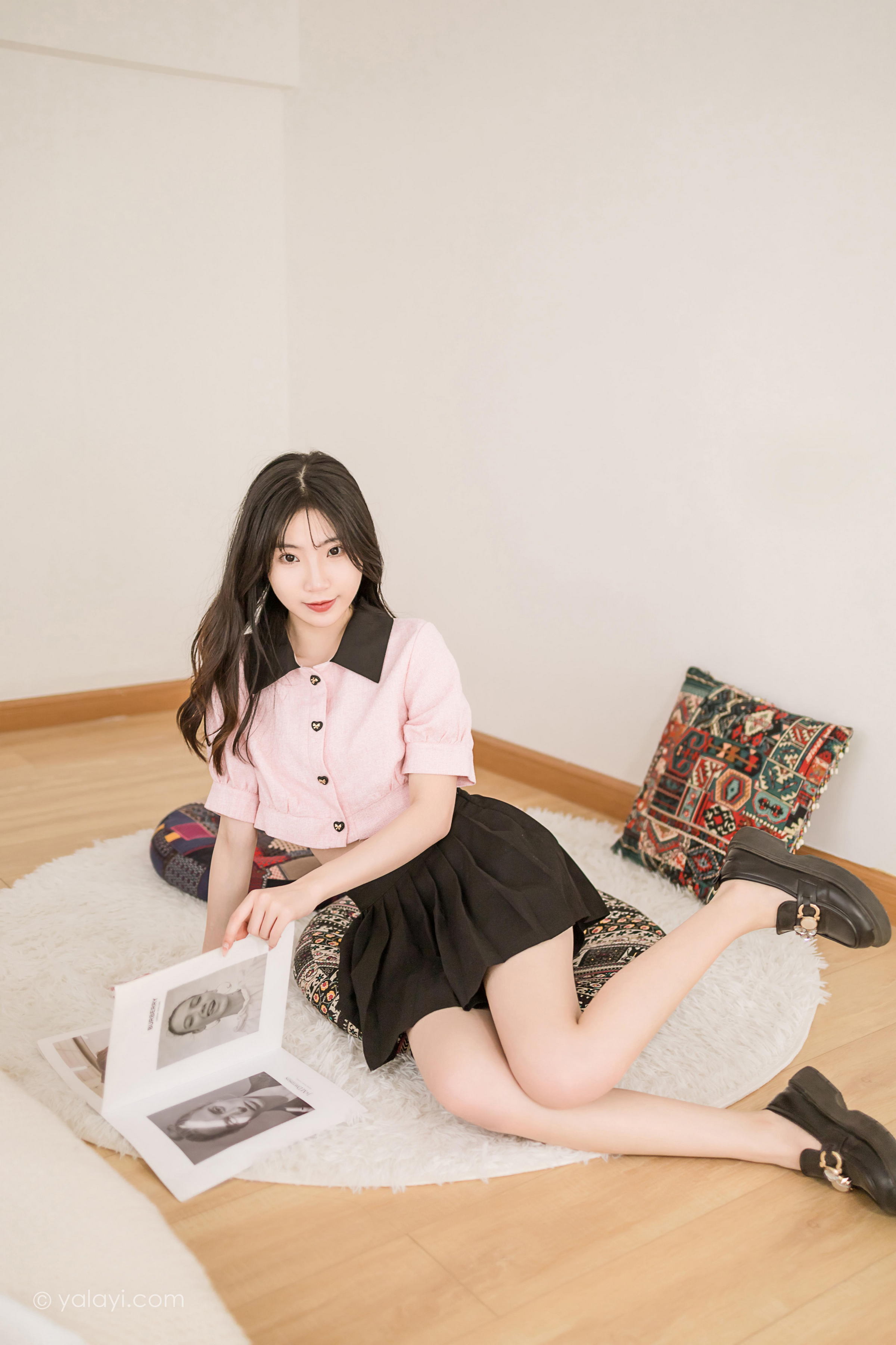 [YALAYI雅拉伊]2022.12.16 牛奶糖 小乔 粉色露腰小外套加黑色百褶短裙清纯写真集第2张