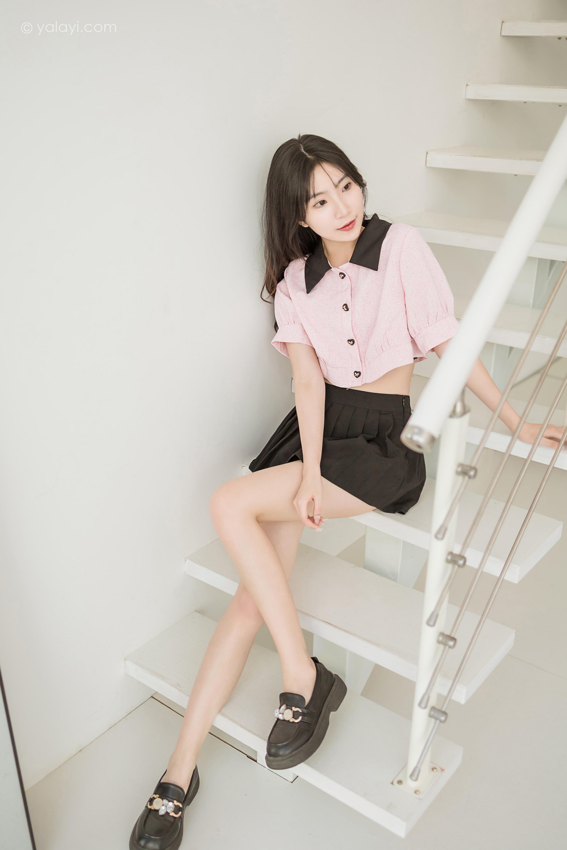 [YALAYI雅拉伊]2022.12.16 牛奶糖 小乔 粉色露腰小外套加黑色百褶短裙清纯写真集第10张