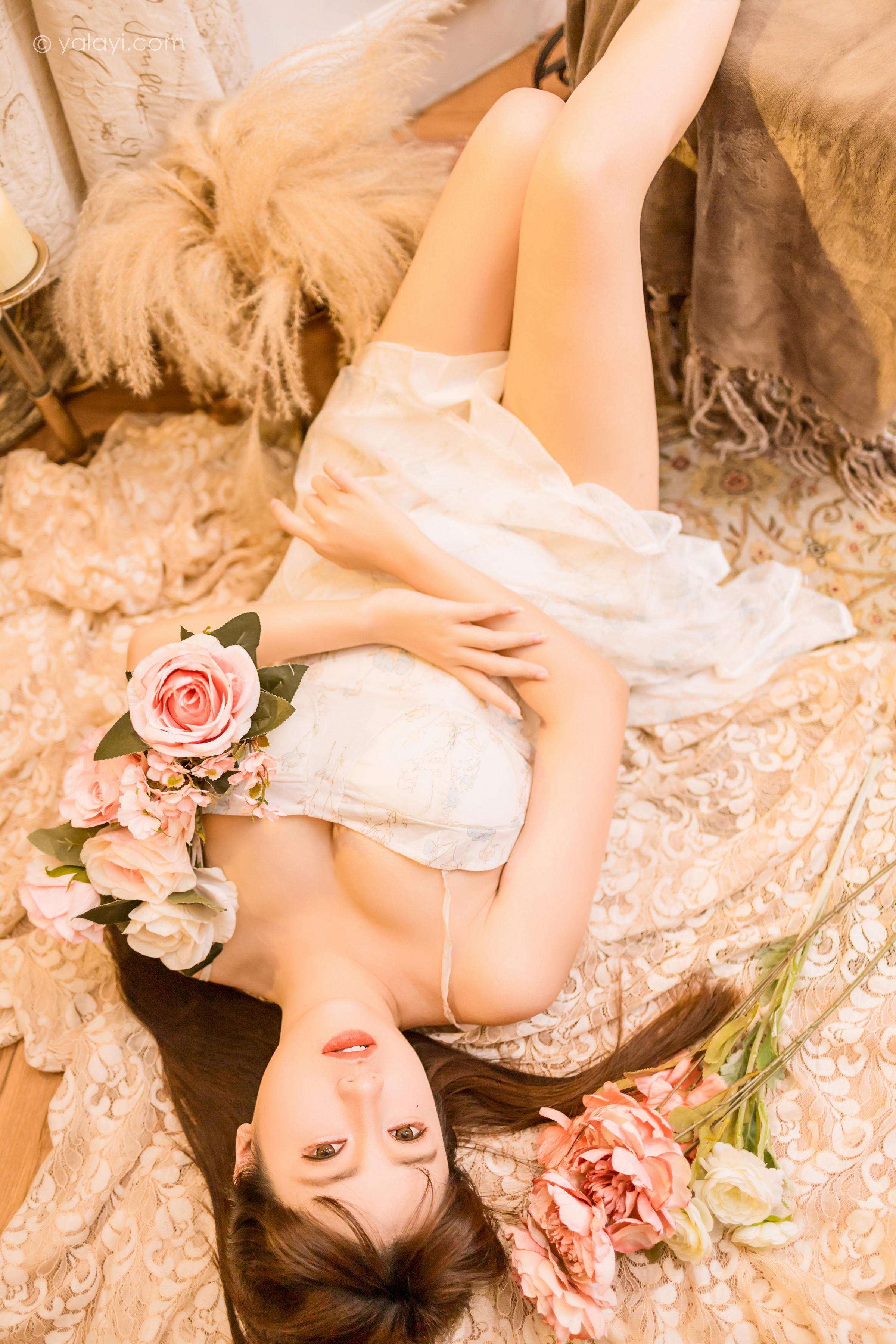 [YALAYI雅拉伊]2022.12.23 小小的世界 虞艺 白色紧身吊带连衣裙配傲人胸围性感私房写真集第12张