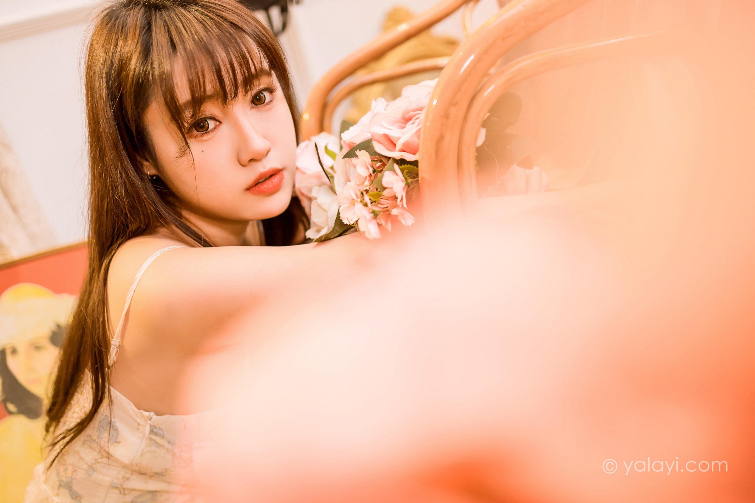 [YALAYI雅拉伊]2022.12.23 小小的世界 虞艺 白色紧身吊带连衣裙配傲人胸围性感私房写真集第14张