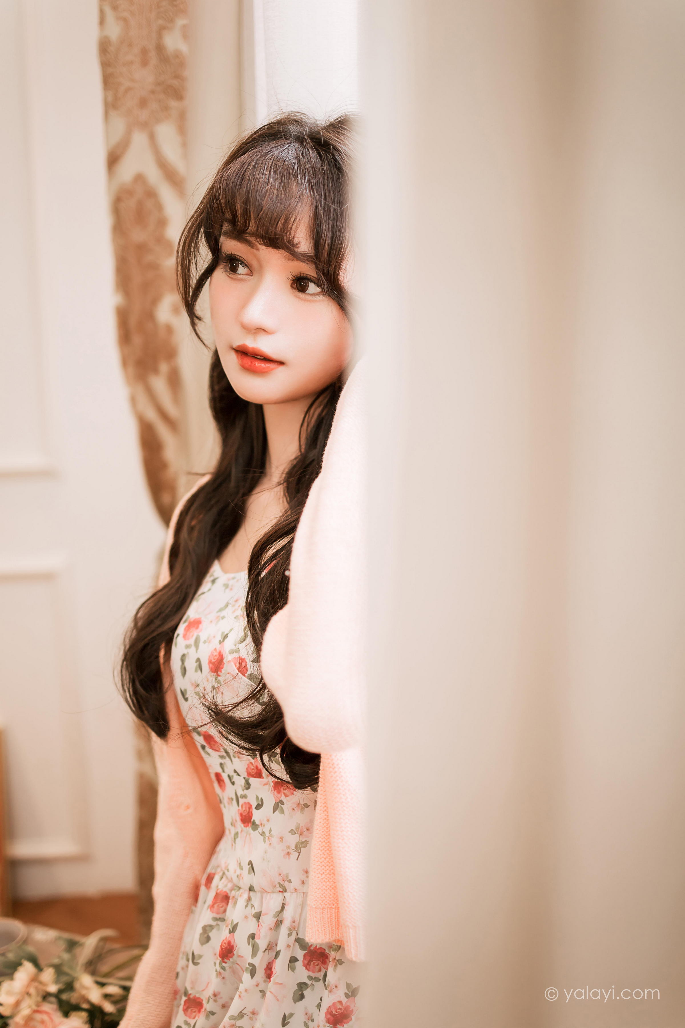 [YALAYI雅拉伊]2022.12.30 第一眼就喜欢上你 小亭 白色围裙加粉色碎花连衣裙居家清纯写真集第1张