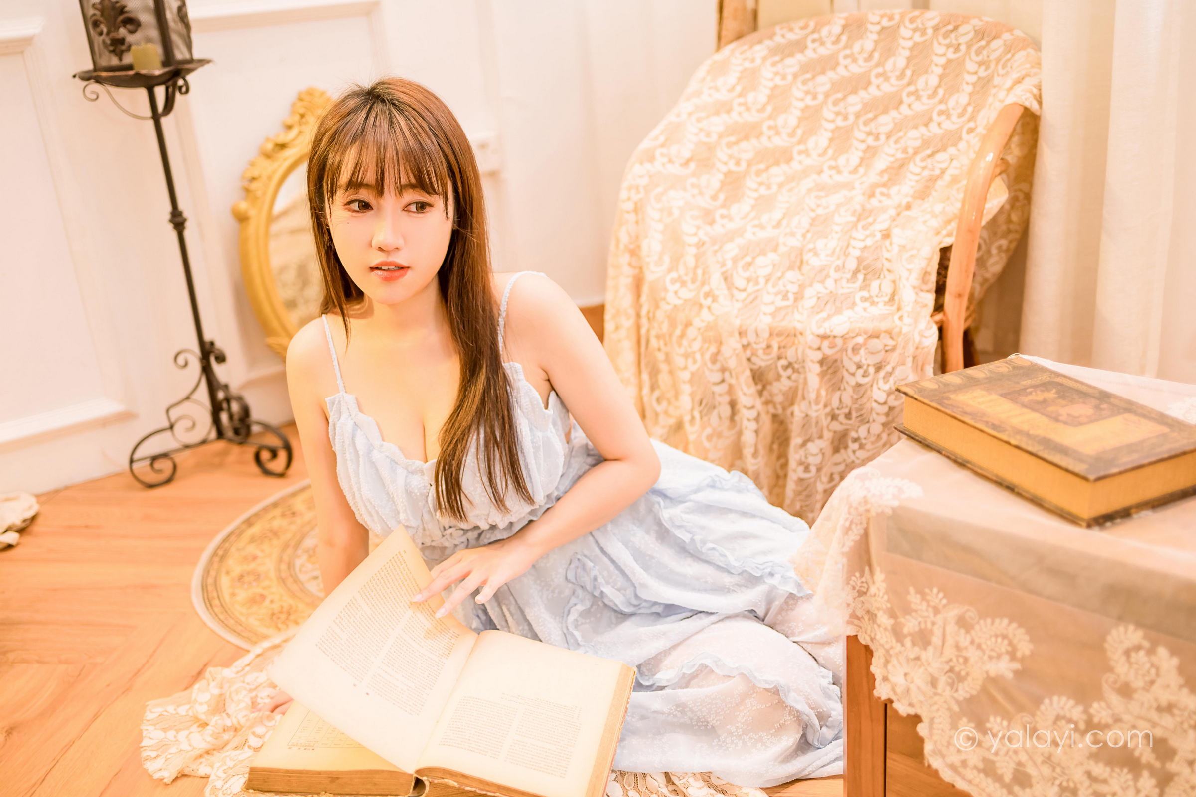 [YALAYI雅拉伊]2022.12.30 蓝色妖姬 虞艺 灰色吊带蕾丝连衣裙居家清纯写真集第5张