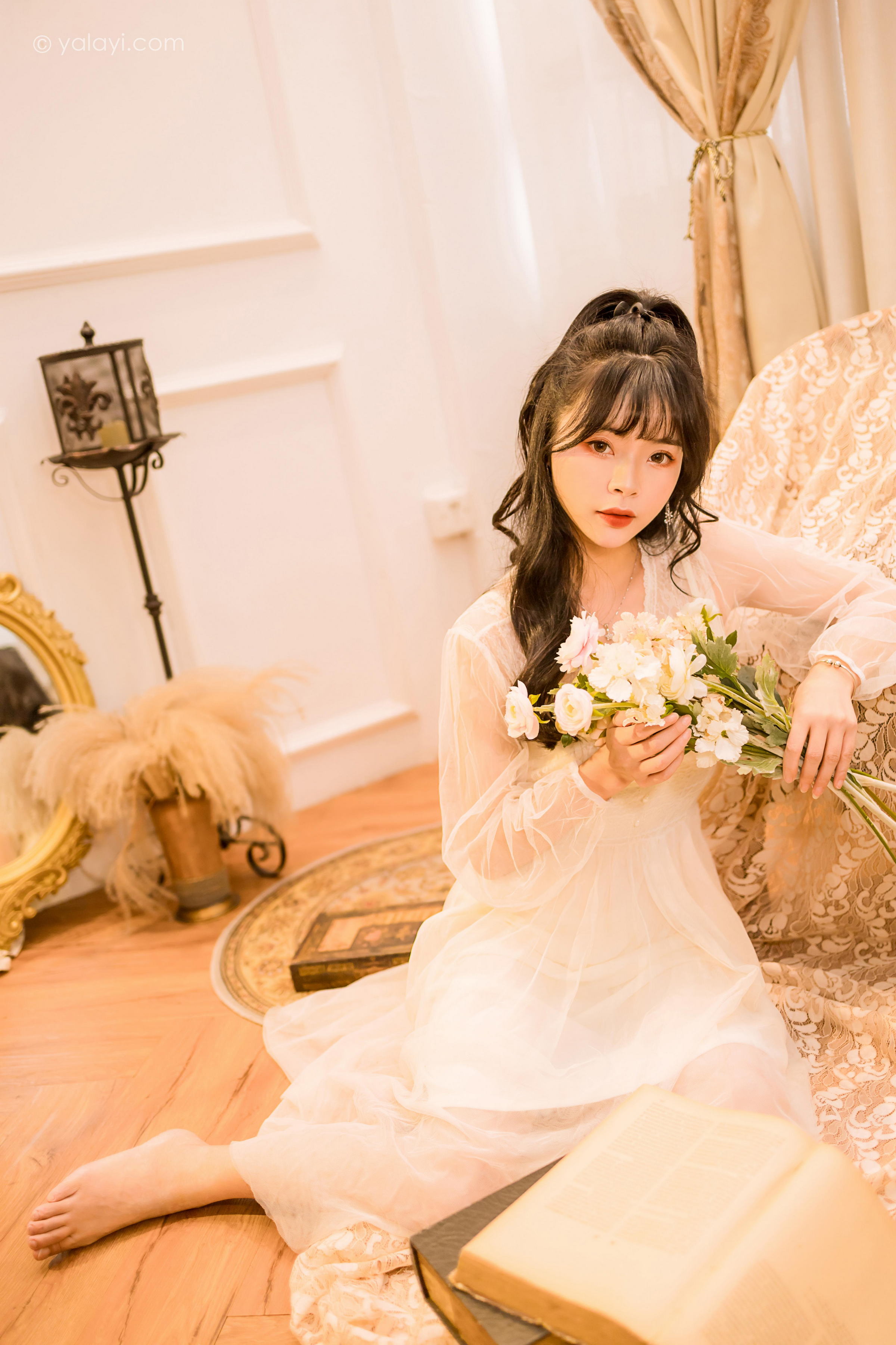 [YALAYI雅拉伊]2022.12.30 梦蝶 程小蝶 白色透视披肩加吊带蕾丝连衣裙清纯写真集第1张