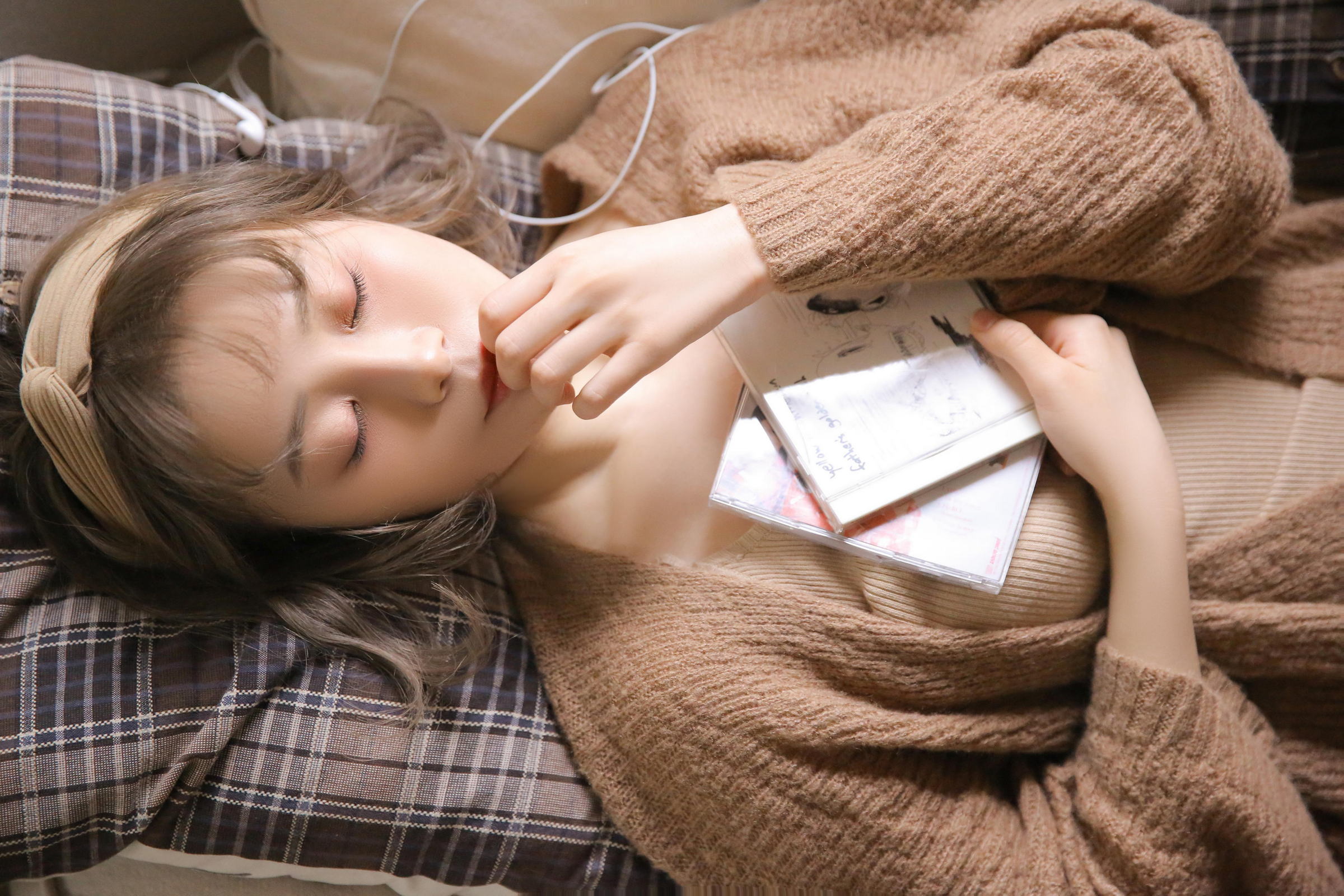 [YALAYI雅拉伊]2022.12.30 千里之外 新婚少妇 棕色披肩加米色吊带连衣裙居家清纯写真集第11张