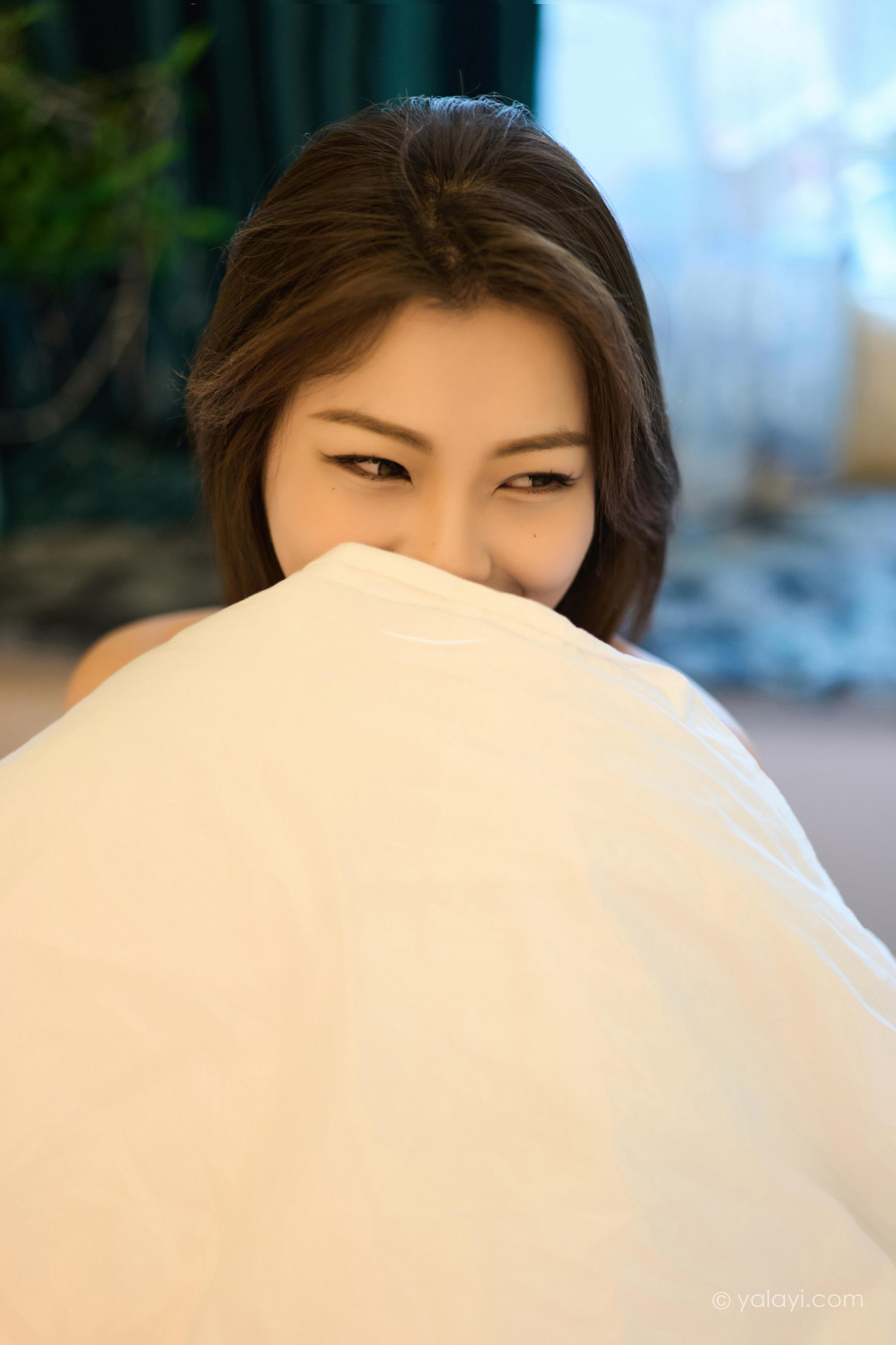 [YALAYI雅拉伊]2022.12.30 慵懒的女人 悦儿 米色吊带连衣裙居家清纯写真集第12张