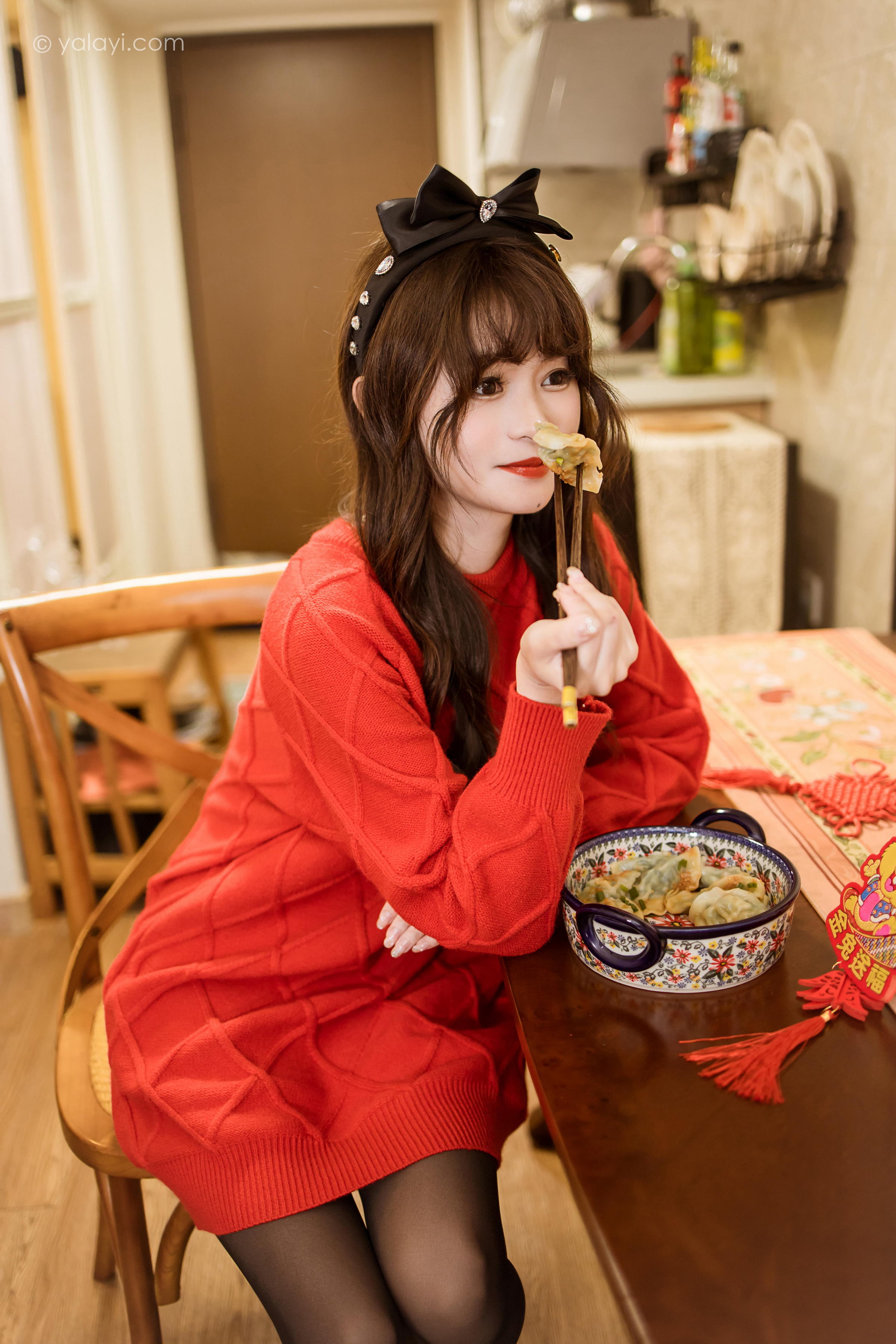 [YALAYI雅拉伊]2023.01.19 穿上你送的红毛衣 小亭 黑丝美腿居家性感写真集第9张