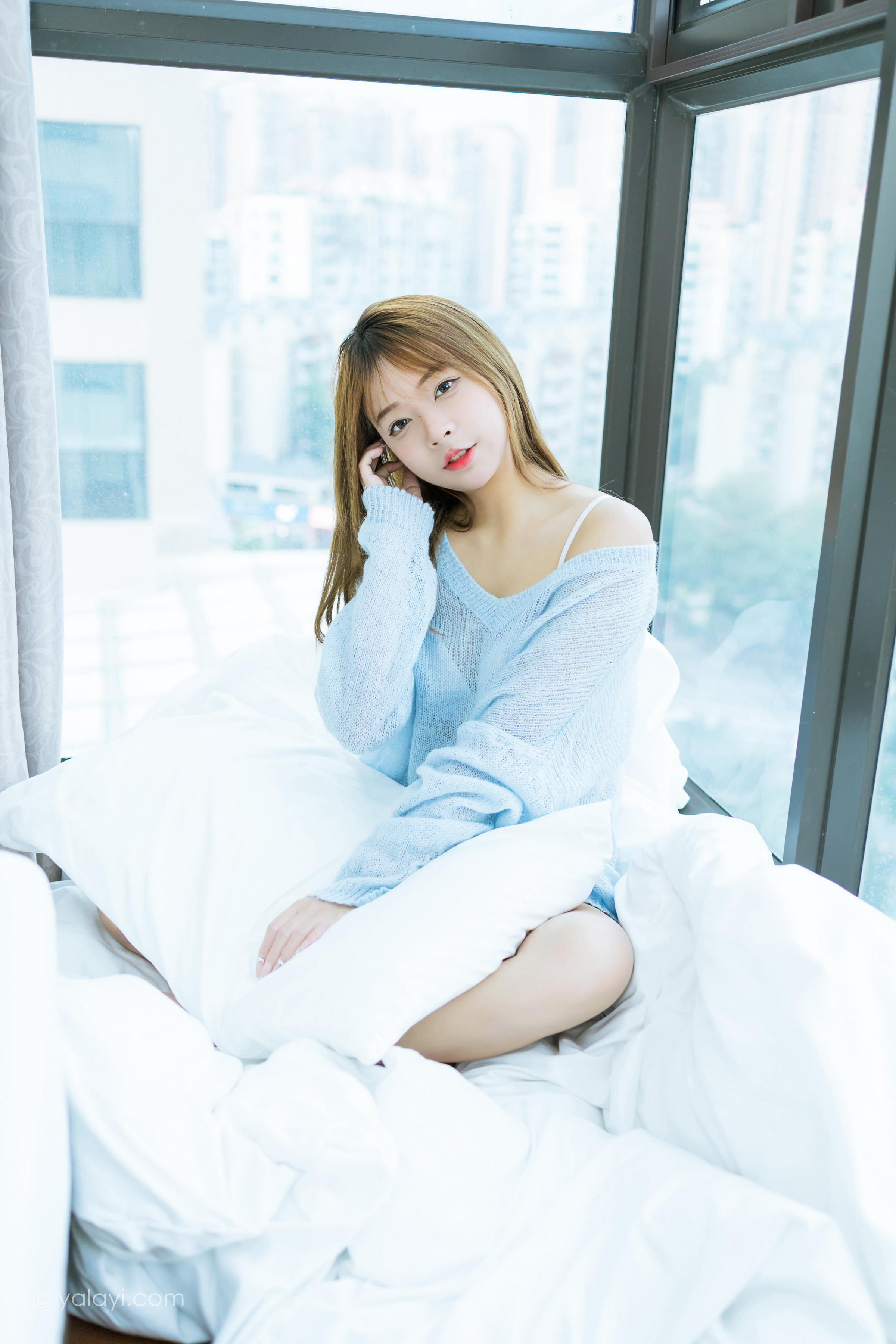 [YALAYI雅拉伊]2023.01.30 家有女友 阿禾 淡蓝色镂空毛衣加白色内衣性感写真集第1张