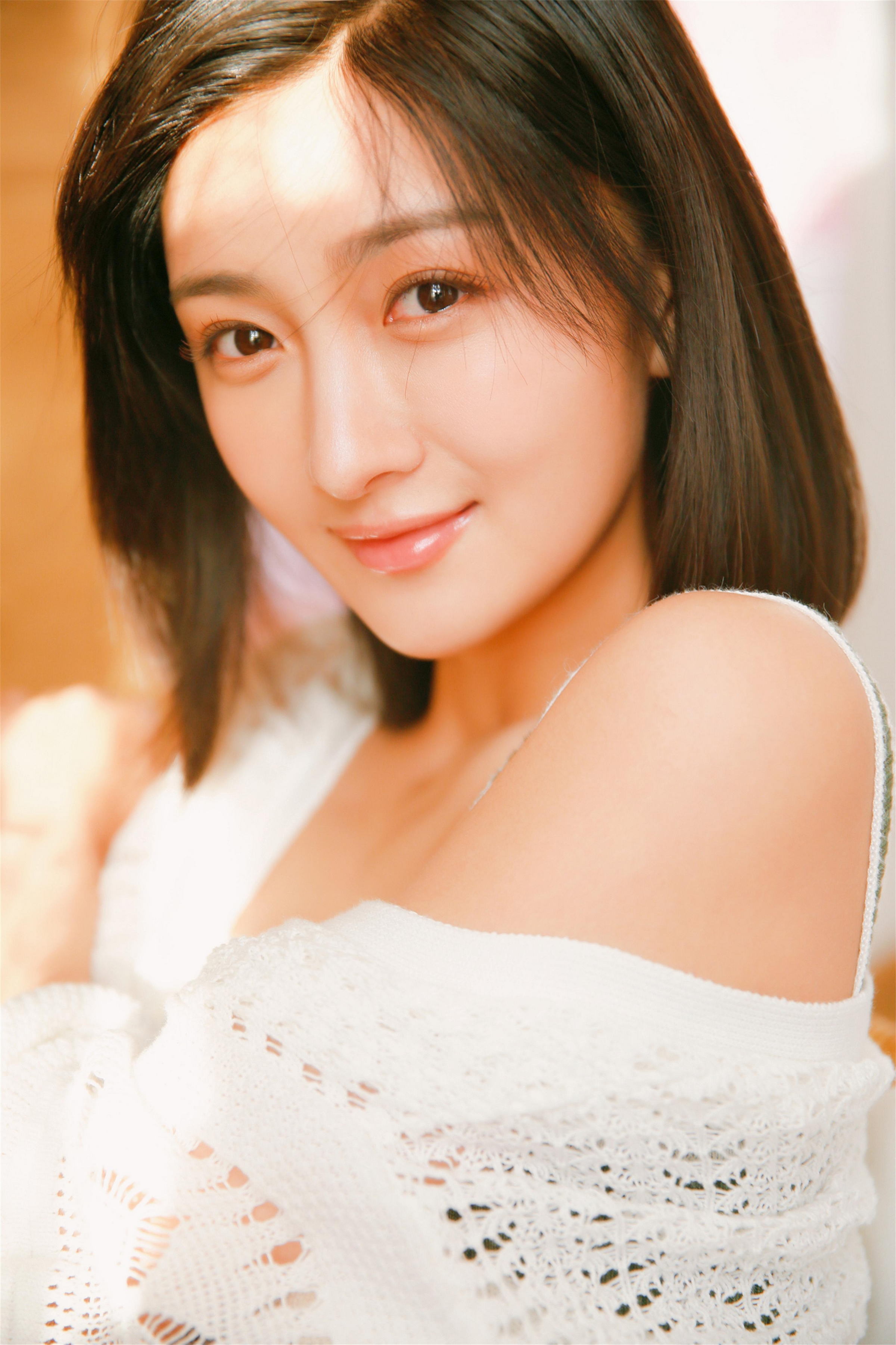 [YALAYI雅拉伊]2023.02.01 像第一次遇见你 清纯甜美小女友 白色镂空披肩与短裤加性感小背心私房写真集第1张