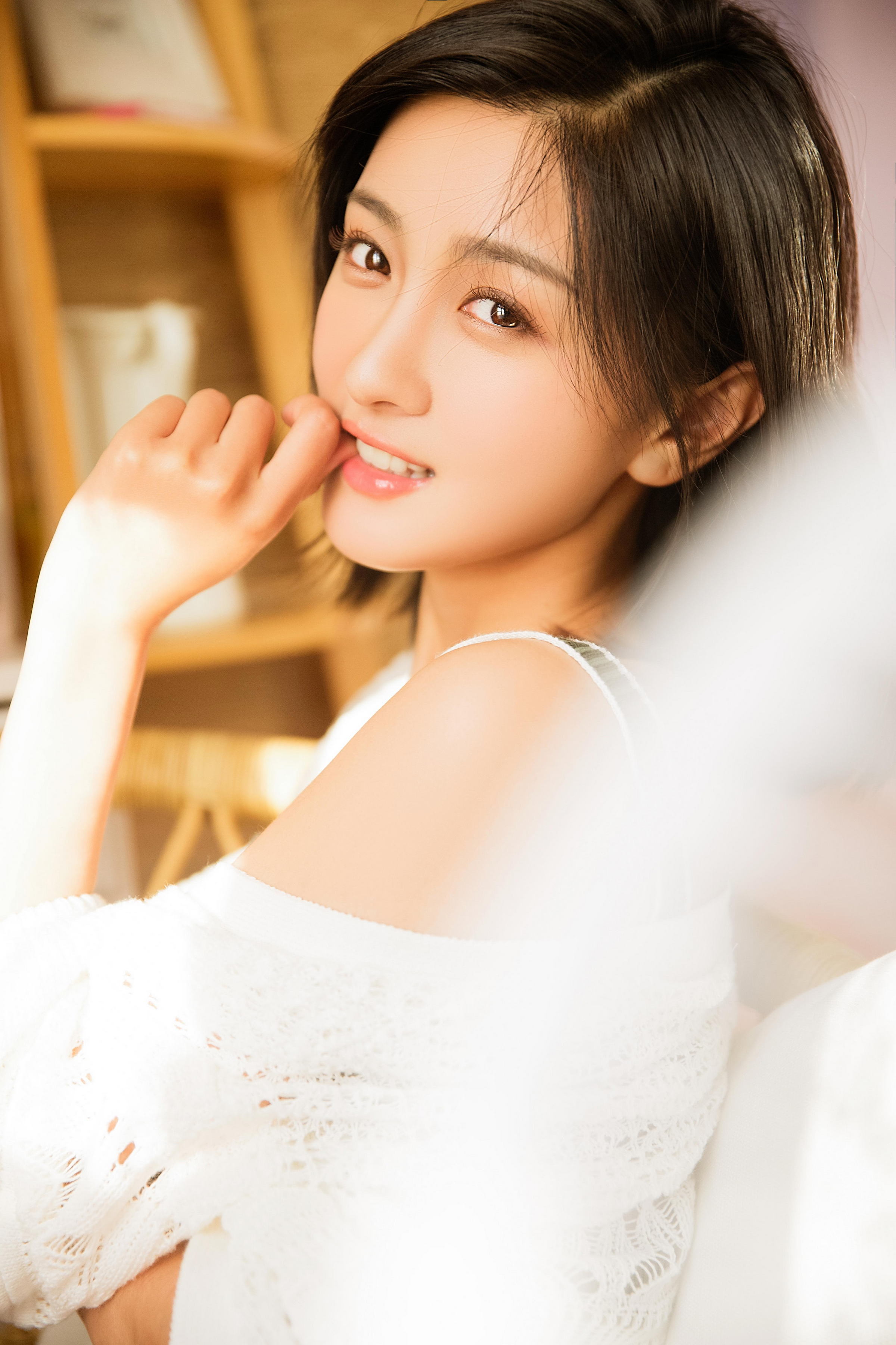 [YALAYI雅拉伊]2023.02.01 像第一次遇见你 清纯甜美小女友 白色镂空披肩与短裤加性感小背心私房写真集第3张