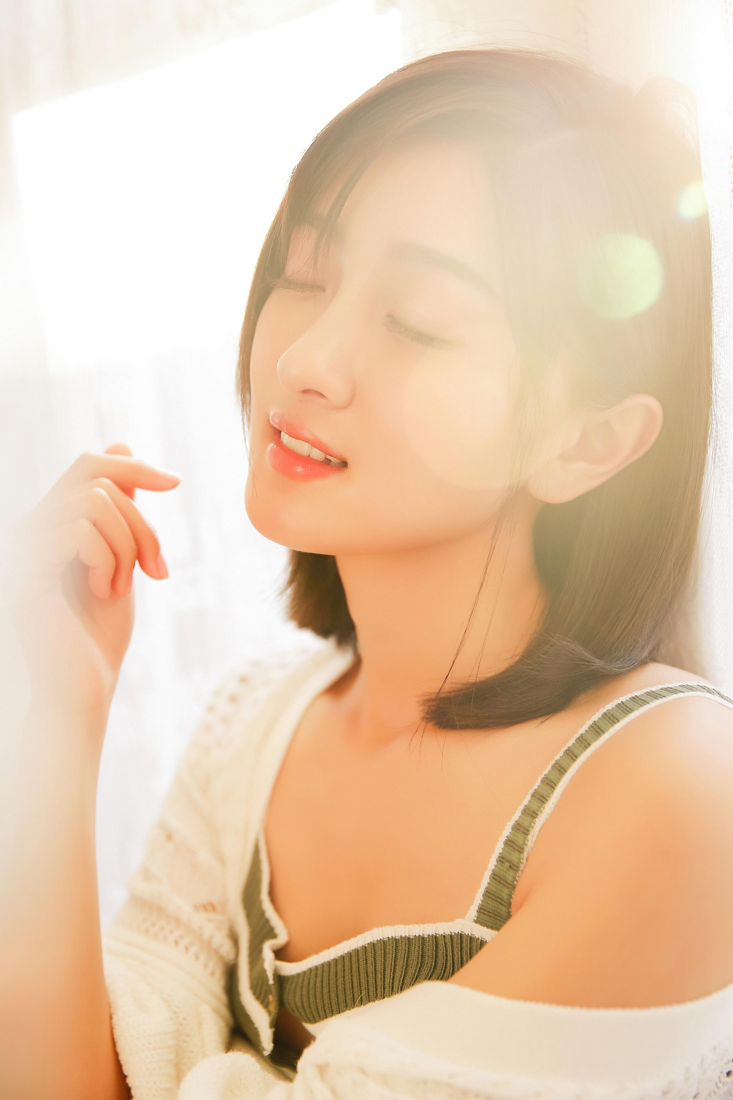 [YALAYI雅拉伊]2023.02.01 像第一次遇见你 清纯甜美小女友 白色镂空披肩与短裤加性感小背心私房写真集第6张