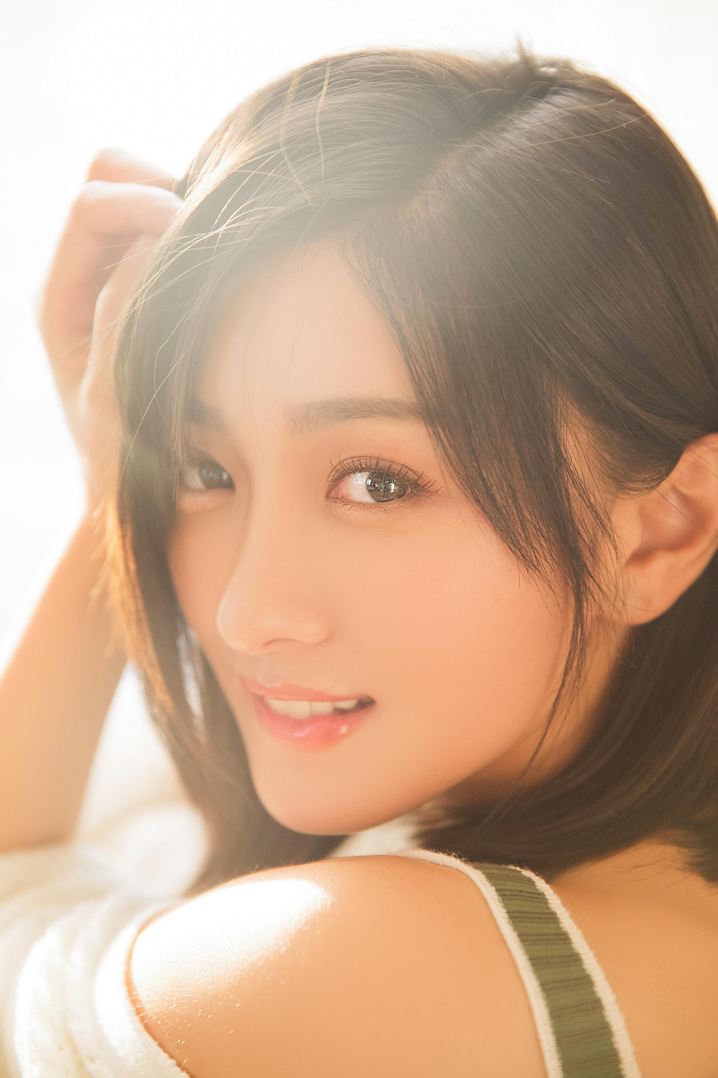 [YALAYI雅拉伊]2023.02.01 像第一次遇见你 清纯甜美小女友 白色镂空披肩与短裤加性感小背心私房写真集第5张