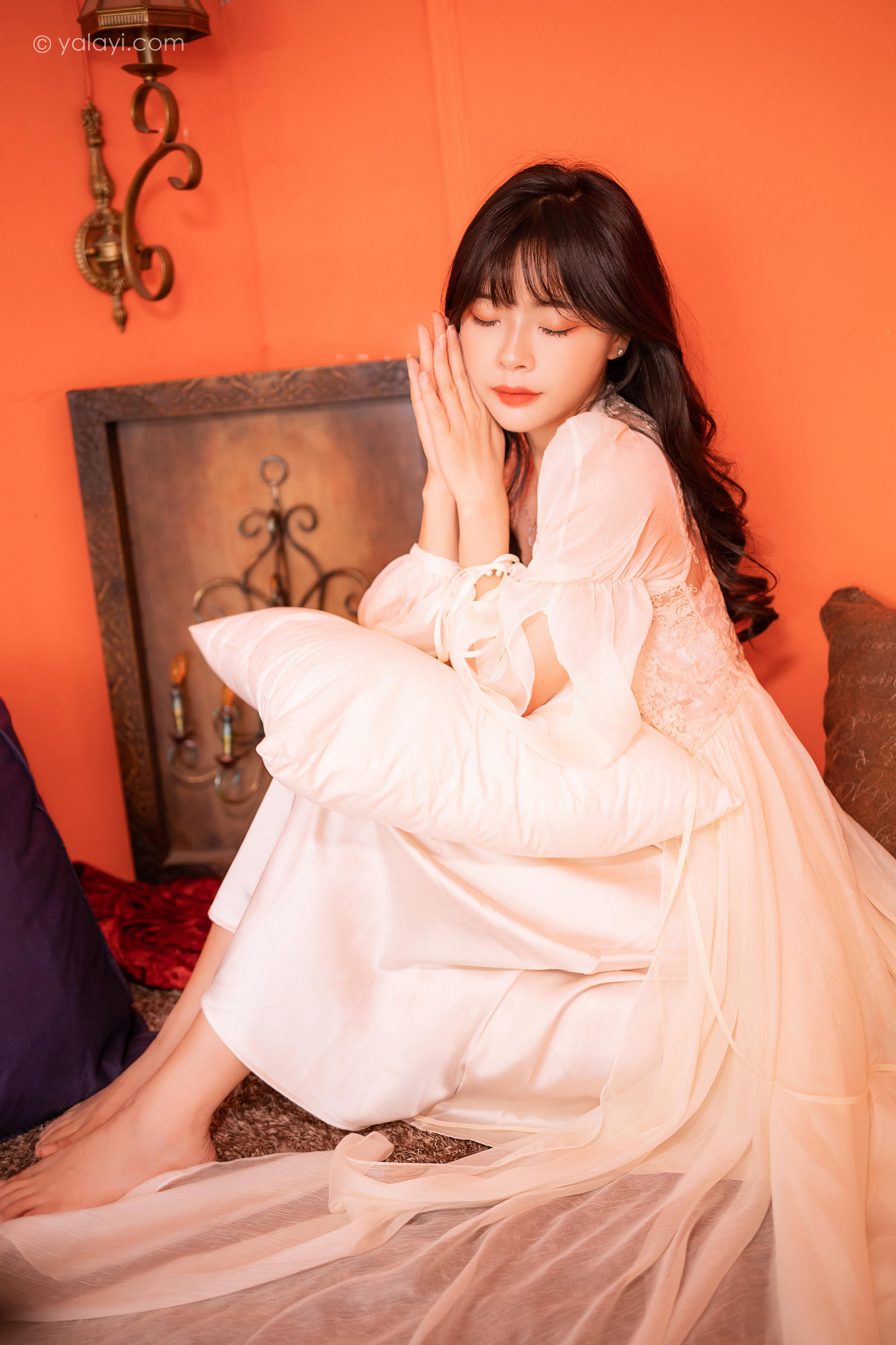 [YALAYI雅拉伊]2023.02.04 香浓的诱惑 程小蝶 白色透视披肩裙加蕾丝抹胸连衣裙性感写真集第6张