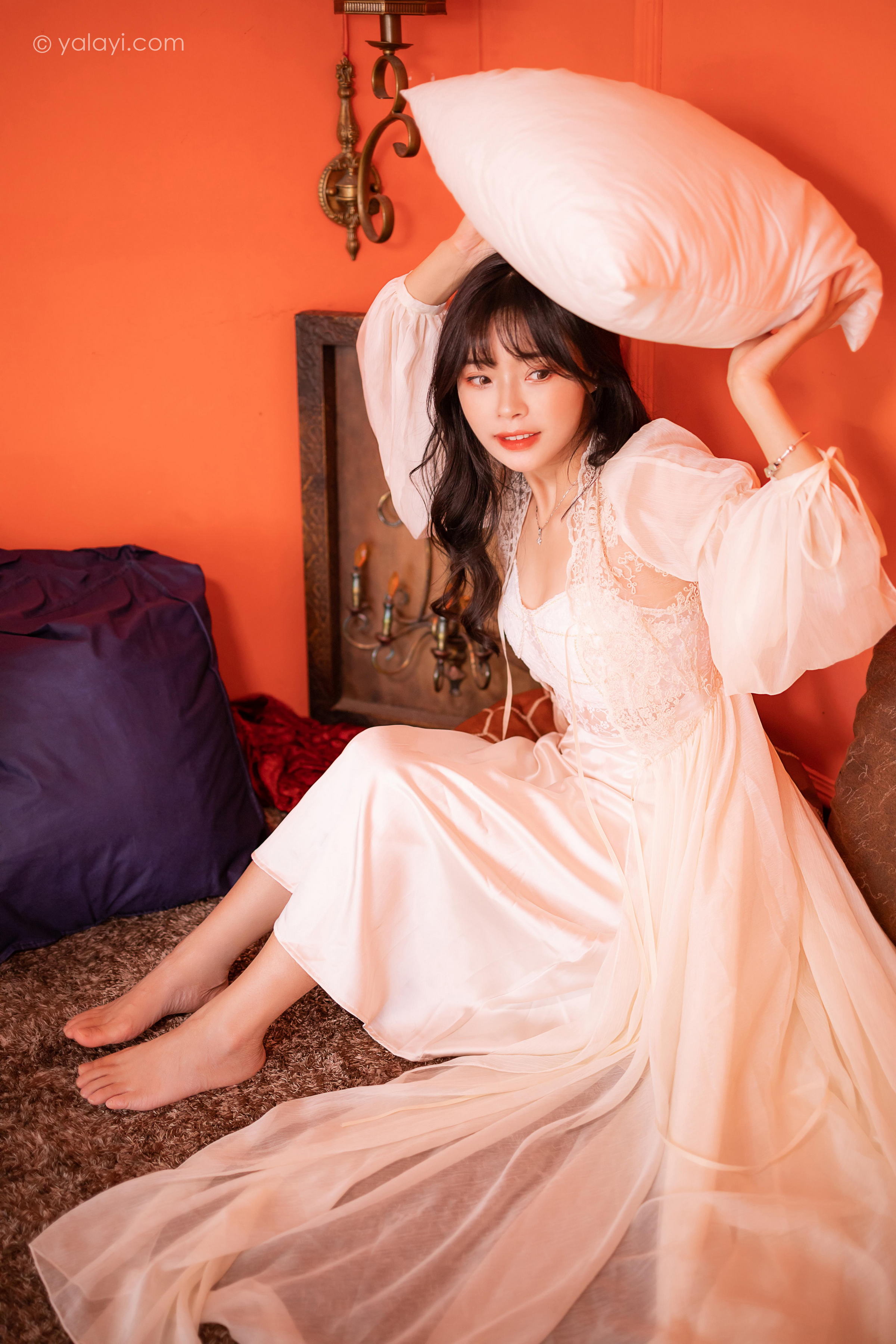 [YALAYI雅拉伊]2023.02.04 香浓的诱惑 程小蝶 白色透视披肩裙加蕾丝抹胸连衣裙性感写真集第8张