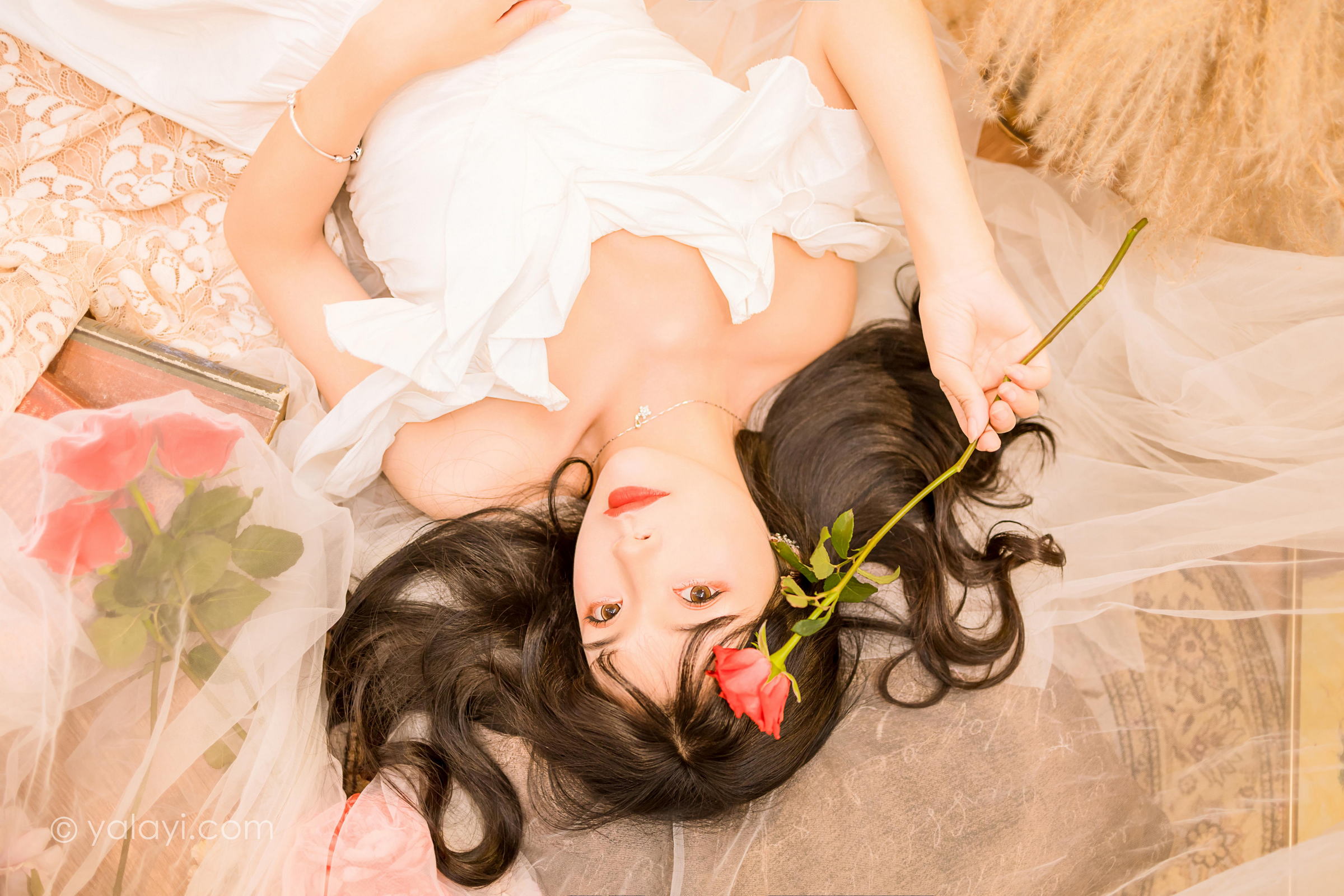 [YALAYI雅拉伊]2023.02.17 你是我的情人 程小蝶 白色抹胸连衣裙居家性感写真集第8张