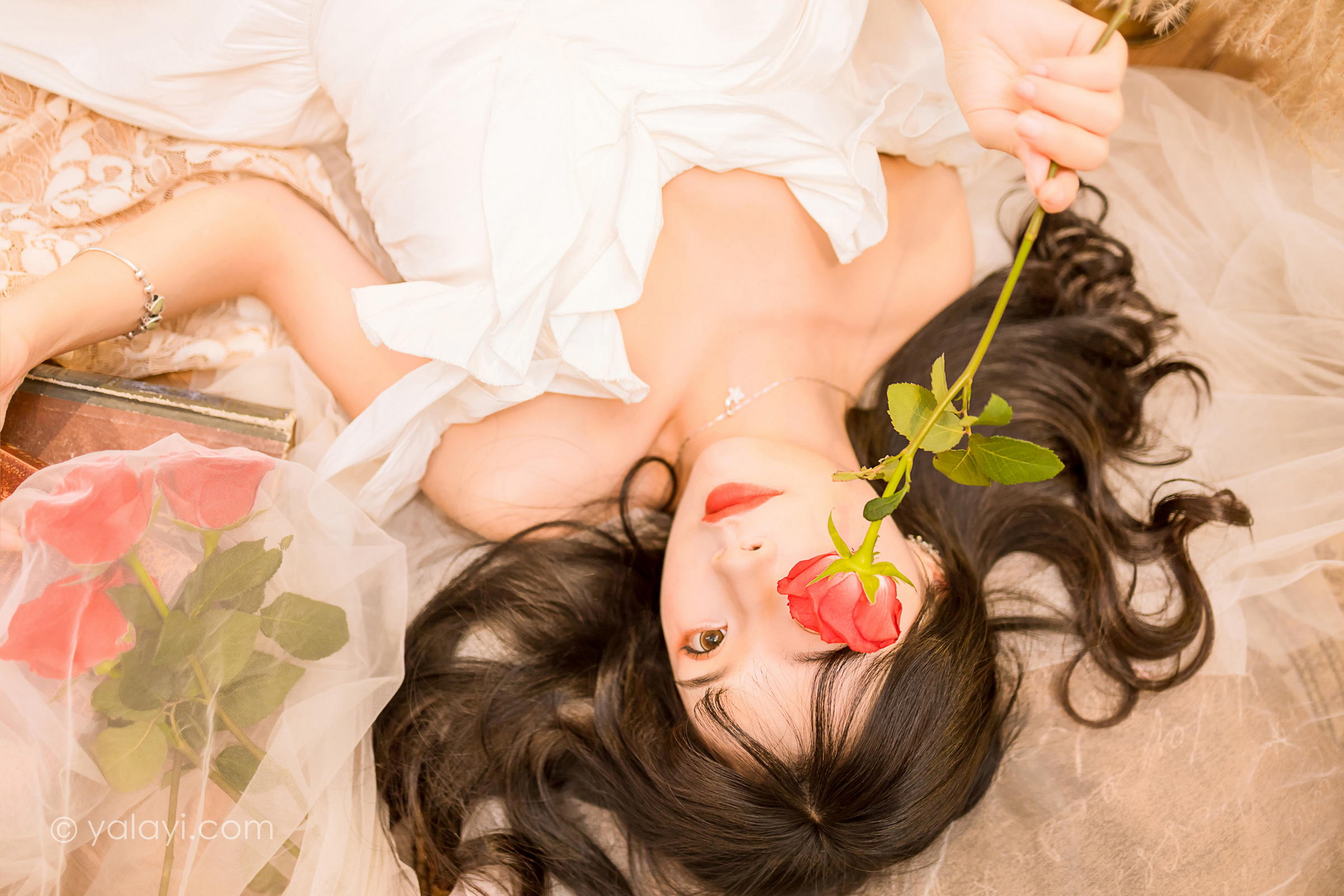 [YALAYI雅拉伊]2023.02.17 你是我的情人 程小蝶 白色抹胸连衣裙居家性感写真集第9张