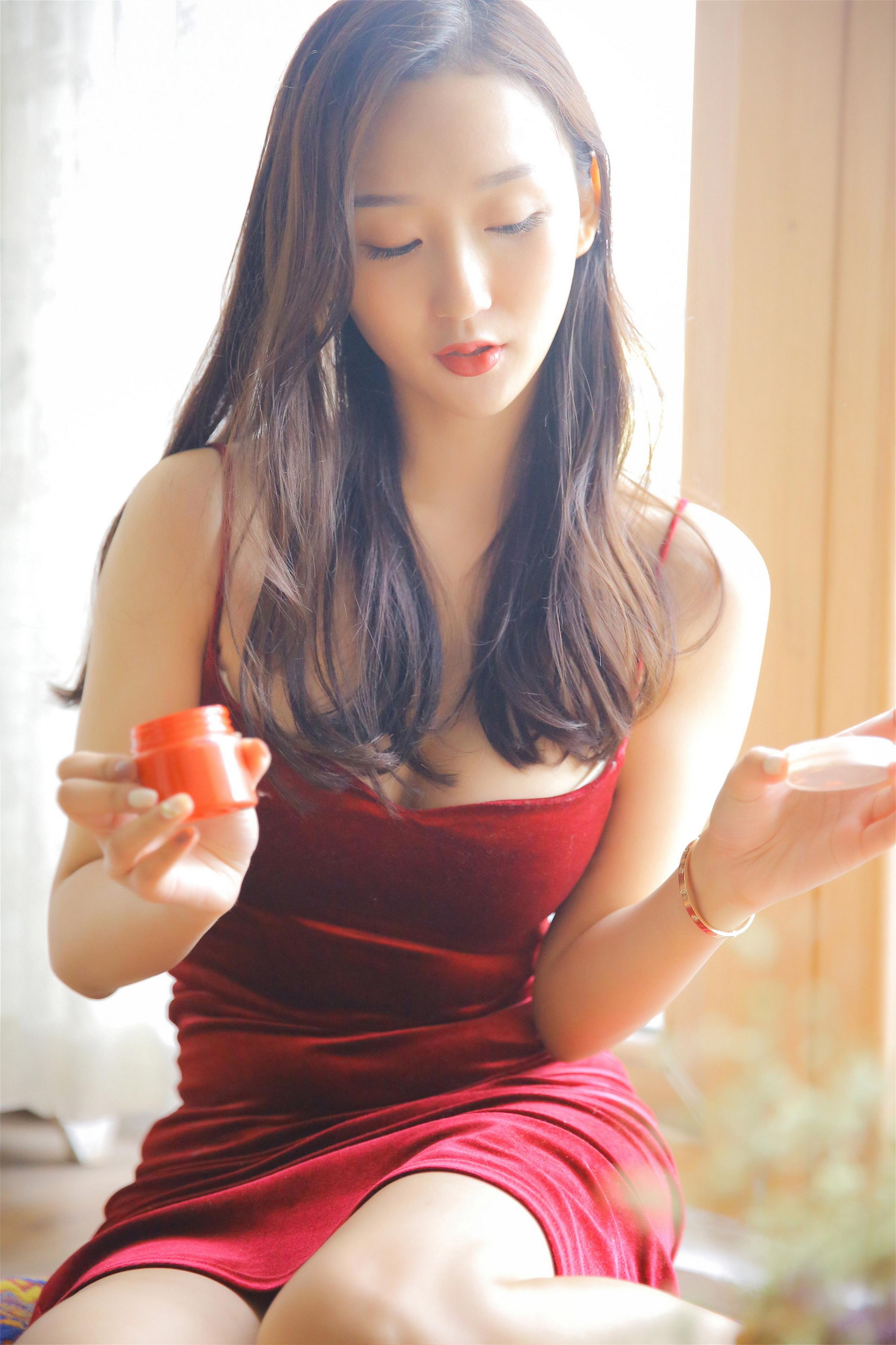 [YALAYI雅拉伊]2023.02.17 幸福女神 小亭 红色紧身吊带连衣裙性感私房写真集第9张