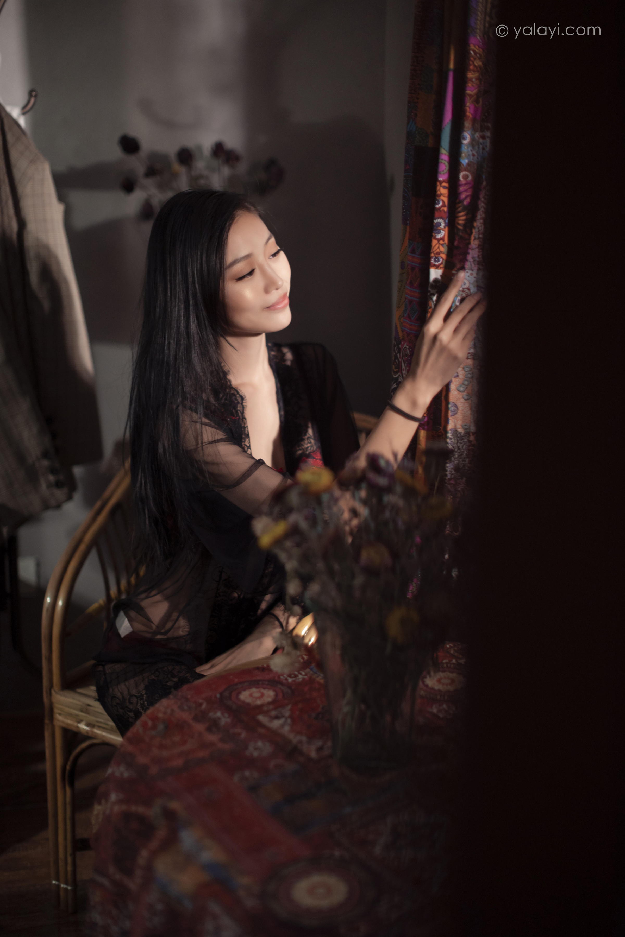 [YALAYI雅拉伊]2023.02.17 一抹红色 图雅 黑色透视睡衣加红色蕾丝内衣性感私房写真集第1张