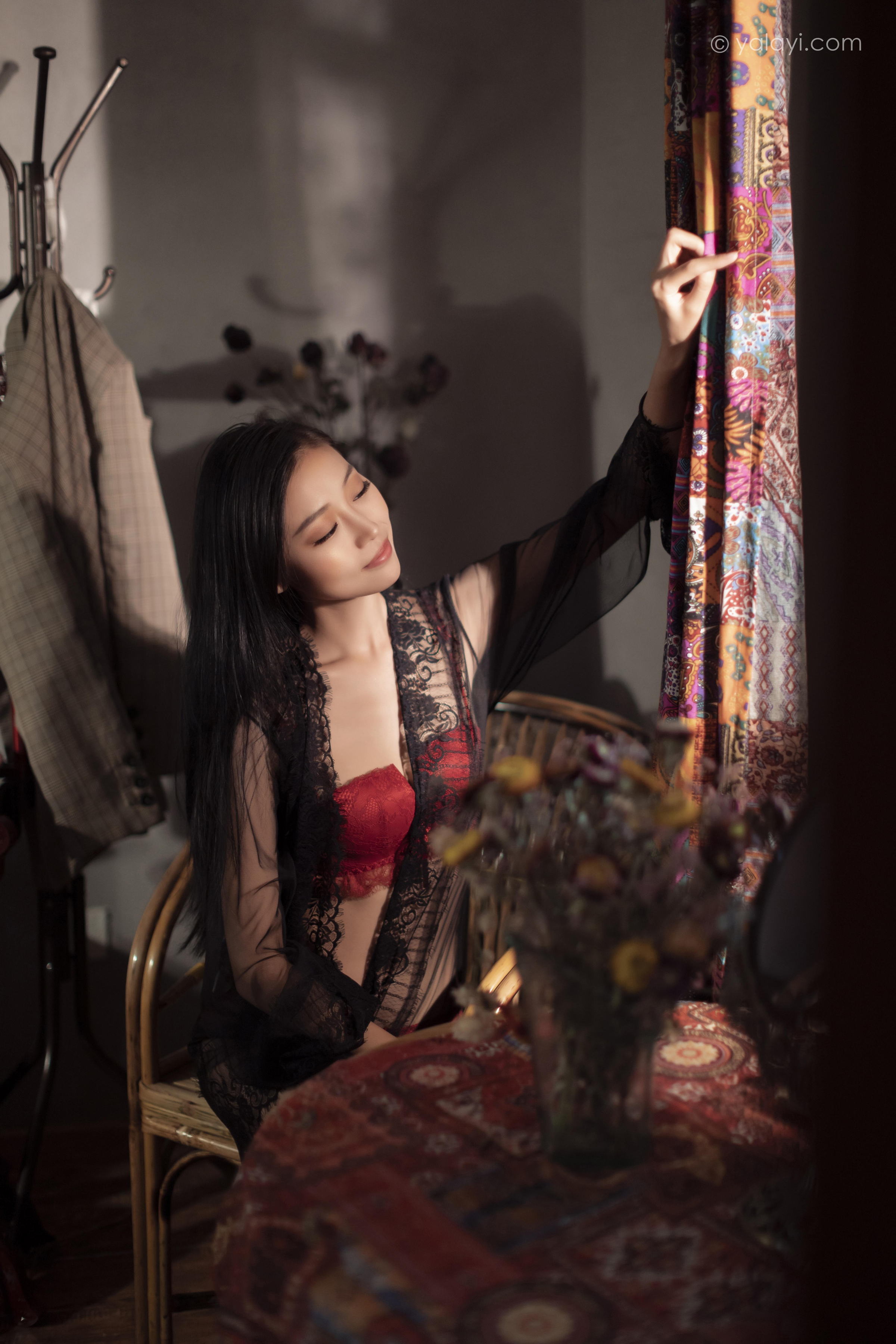 [YALAYI雅拉伊]2023.02.17 一抹红色 图雅 黑色透视睡衣加红色蕾丝内衣性感私房写真集第2张