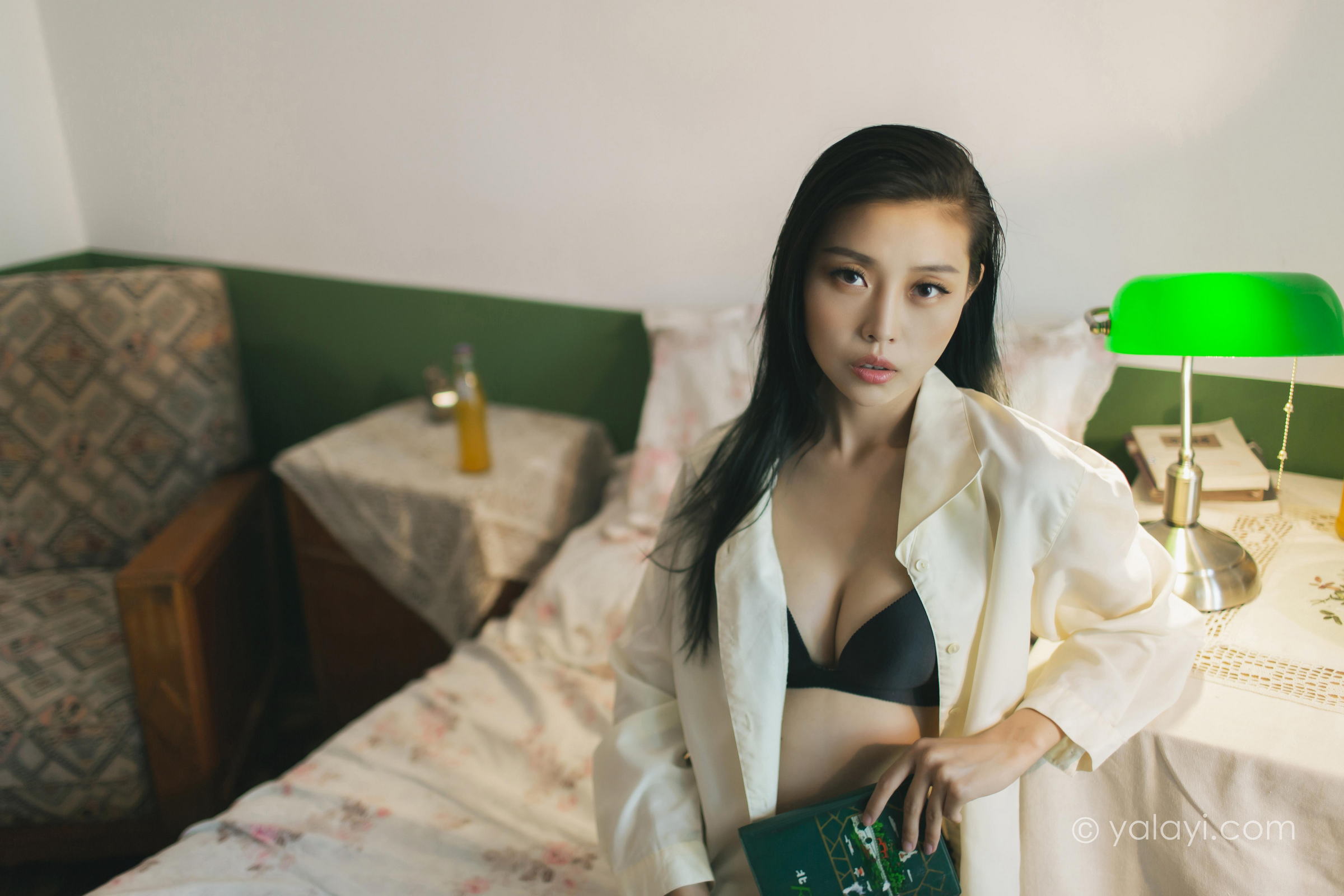 [YALAYI雅拉伊]2023.03.01 白衬衣女神 图雅 白色衬衫加黑色内衣性感私房写真集第2张