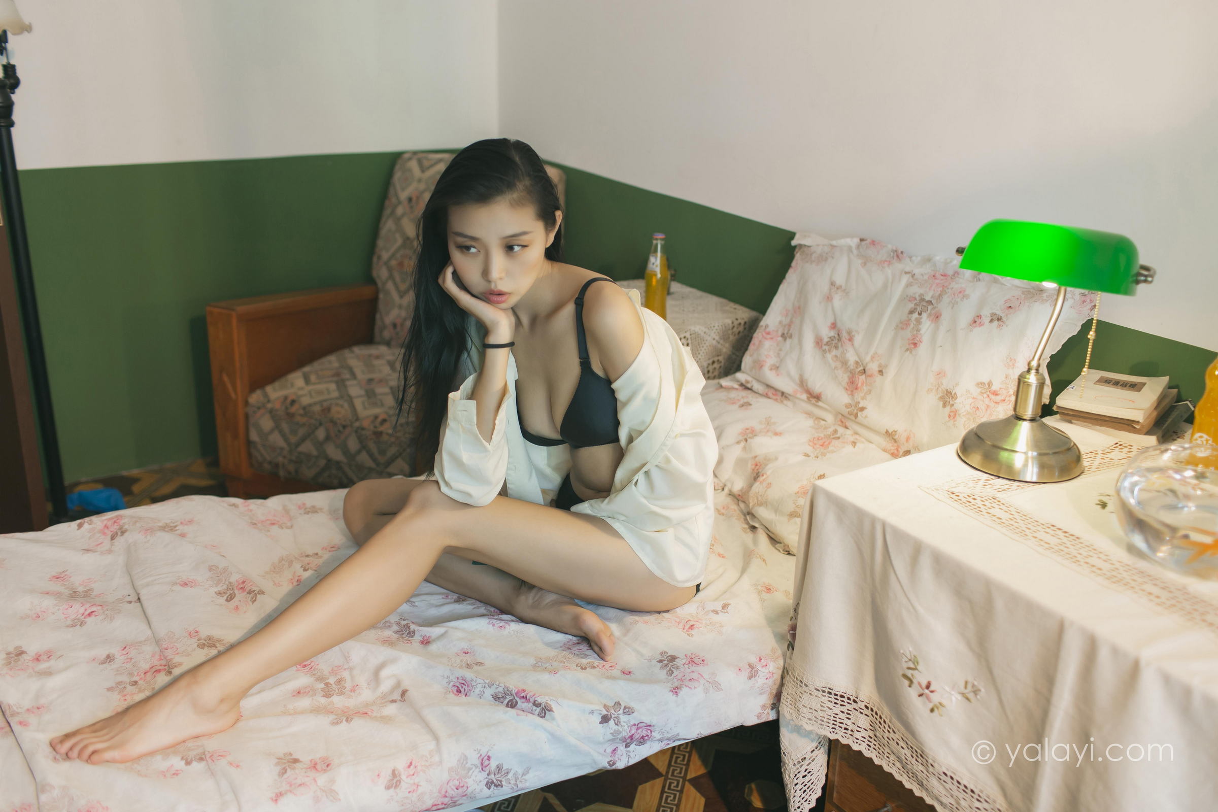 [YALAYI雅拉伊]2023.03.01 白衬衣女神 图雅 白色衬衫加黑色内衣性感私房写真集第2张