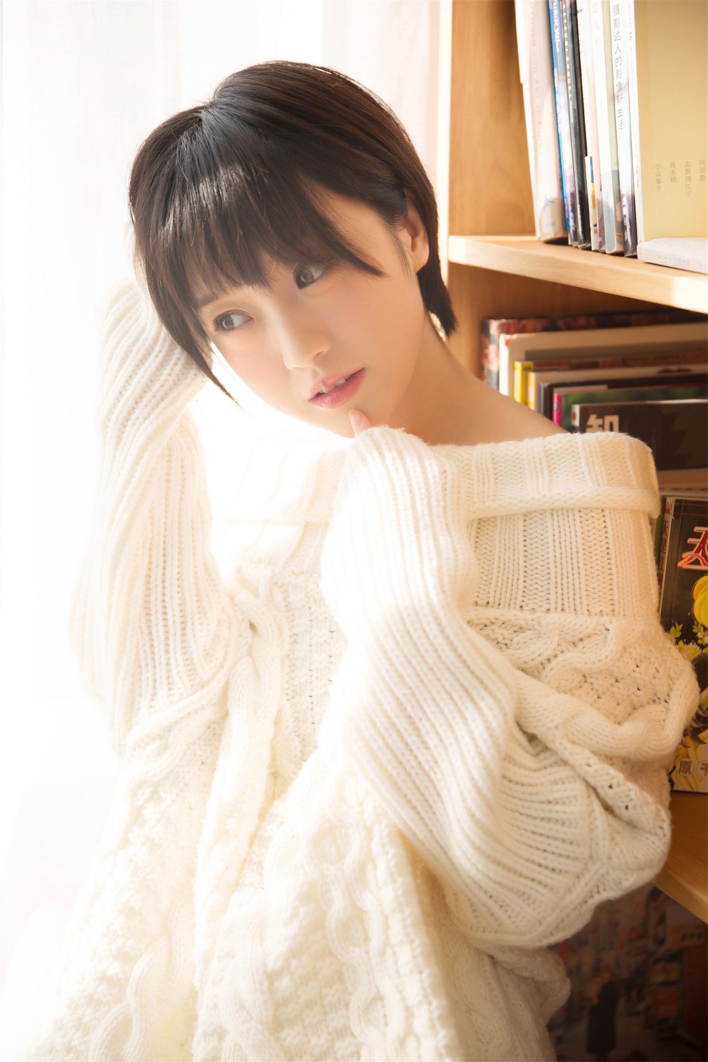 [YALAYI雅拉伊]2023.03.10 清新小女生 白色连身毛衣居家私房写真集第5张