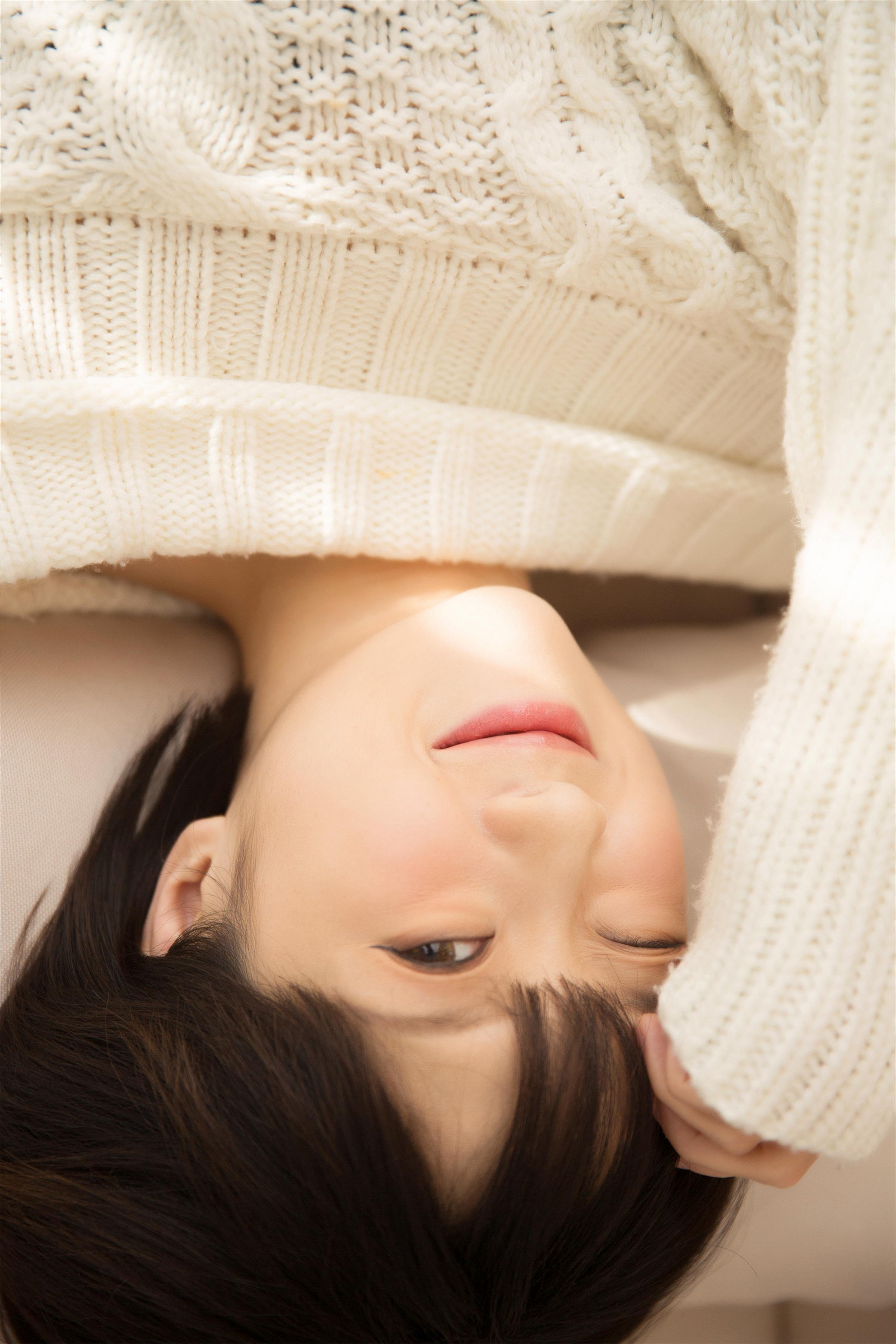 [YALAYI雅拉伊]2023.03.10 清新小女生 白色连身毛衣居家私房写真集第6张