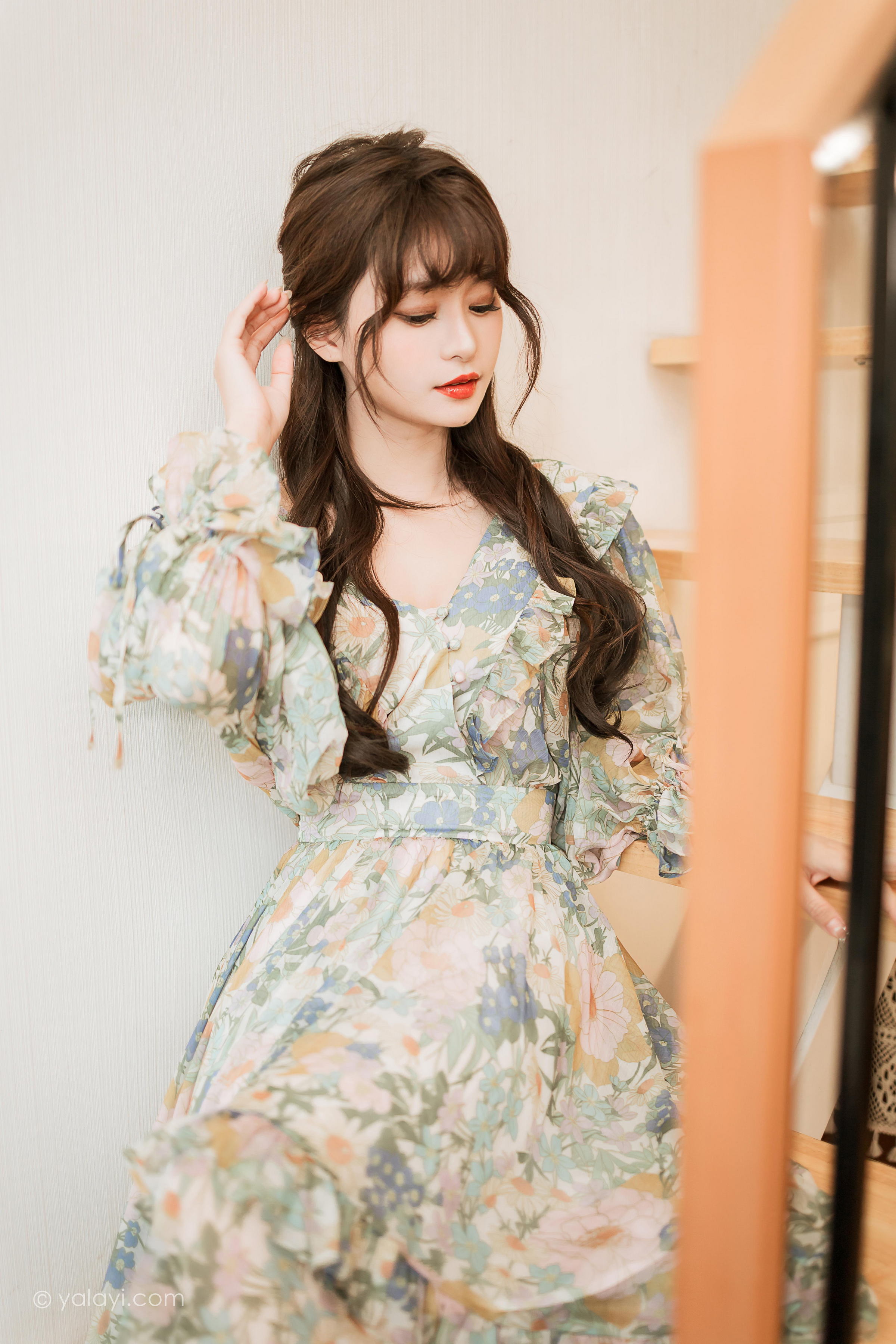 [YALAYI雅拉伊]2023.03.20 碎花裙少女 小亭 灰色碎花连衣裙居家清纯写真集第5张
