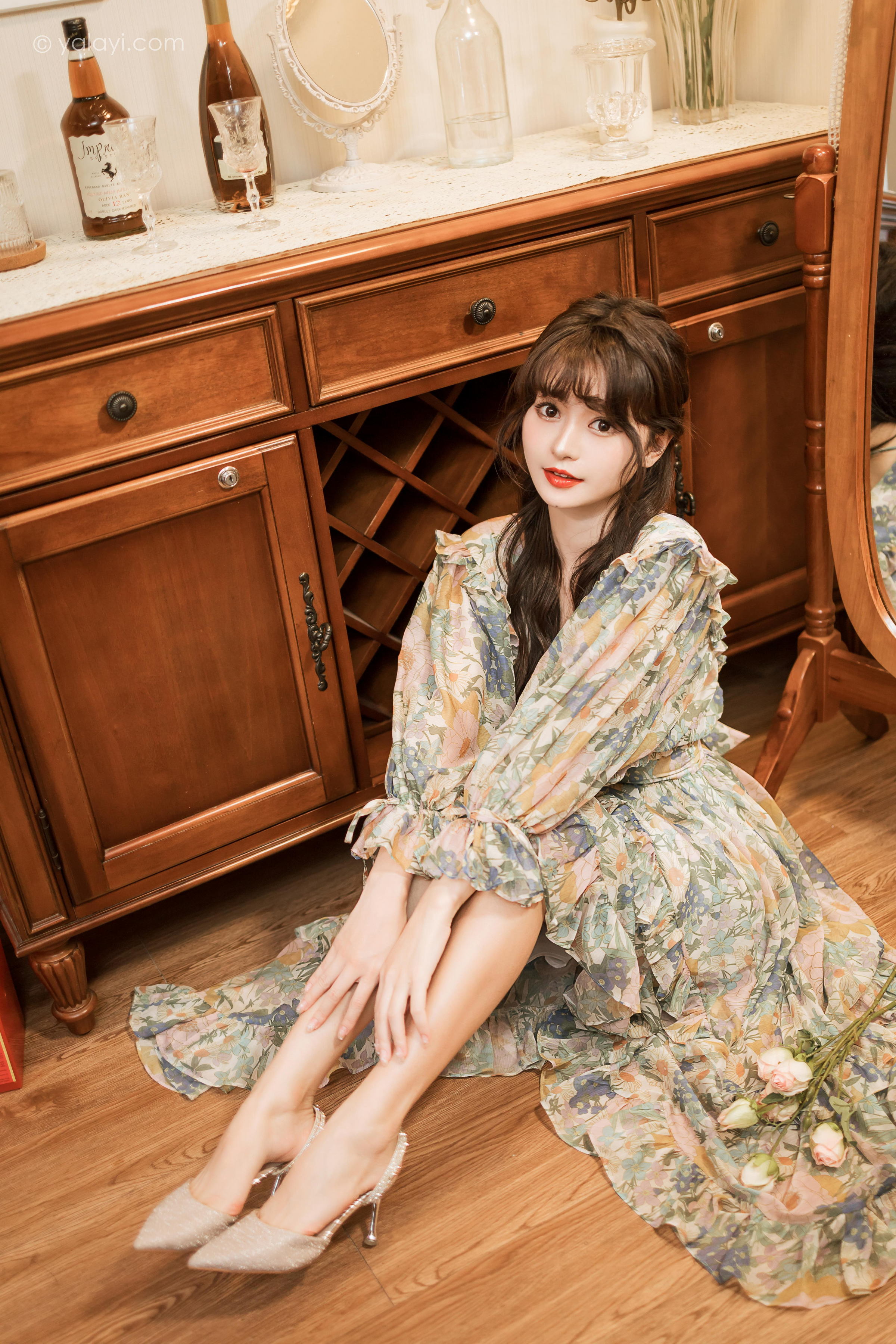 [YALAYI雅拉伊]2023.03.20 碎花裙少女 小亭 灰色碎花连衣裙居家清纯写真集第11张
