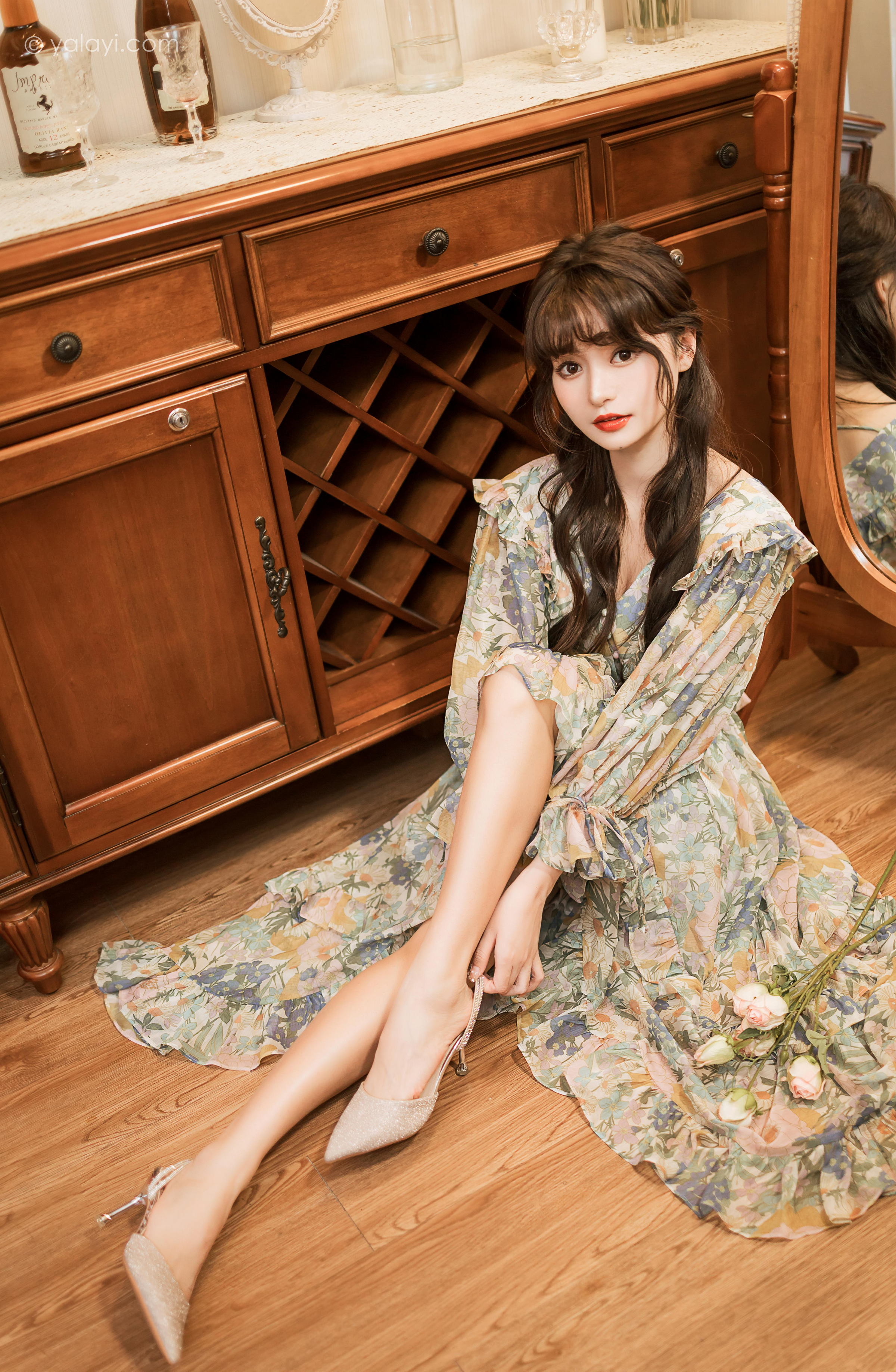 [YALAYI雅拉伊]2023.03.20 碎花裙少女 小亭 灰色碎花连衣裙居家清纯写真集第15张