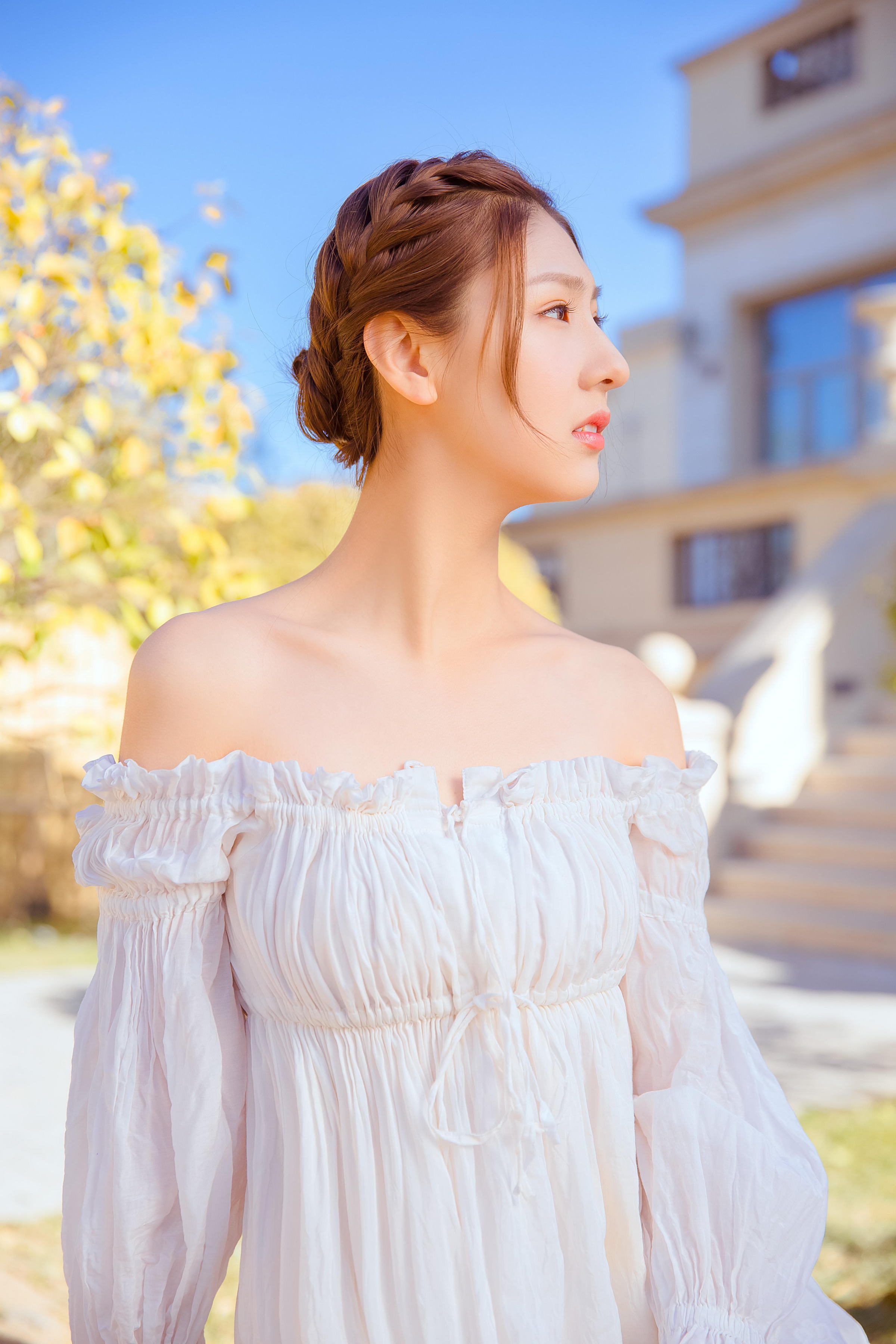 [YALAYI雅拉伊]2023.03.29 清新少女 白色抹胸连衣裙与透视制服裙性感私房写真集第3张