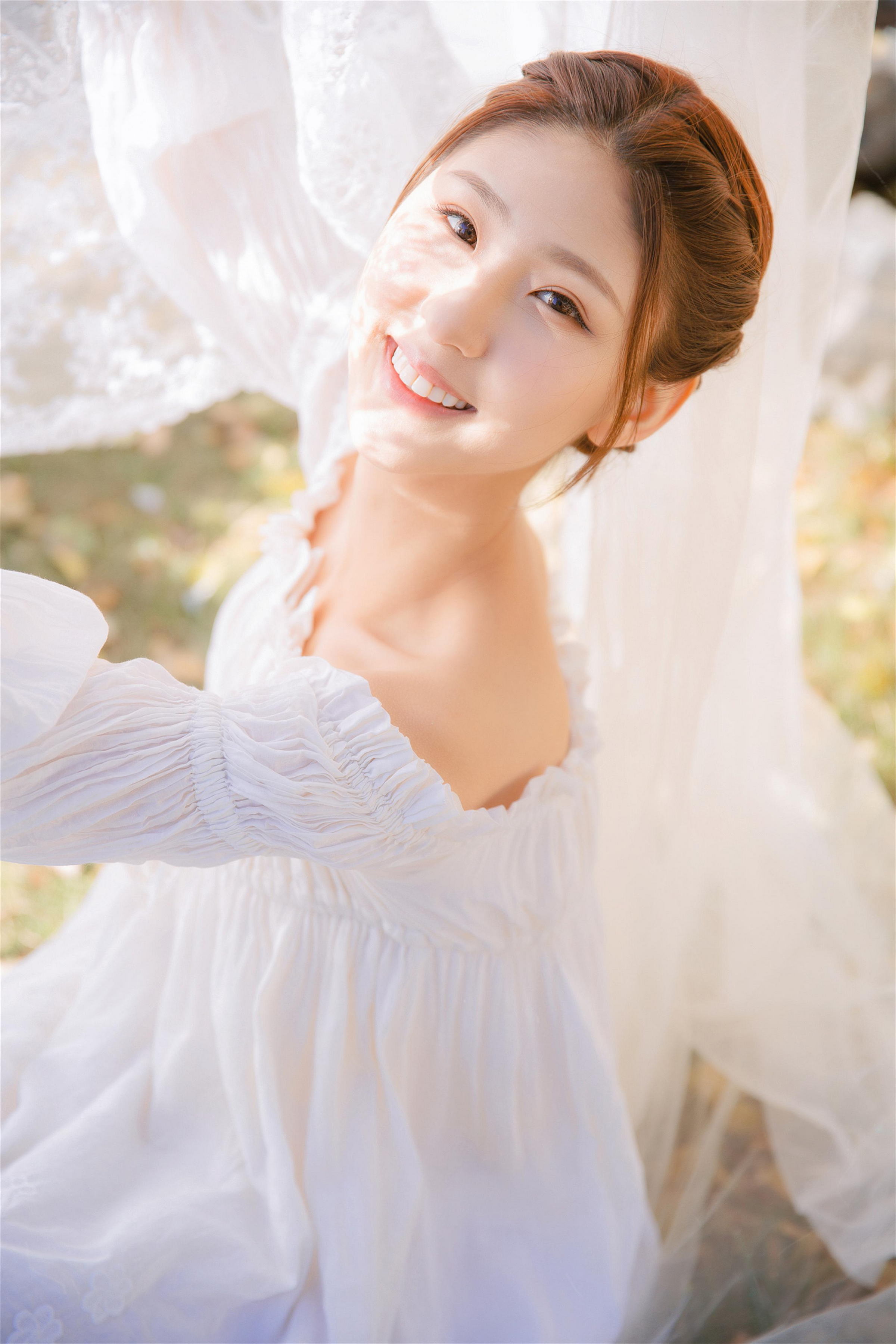 [YALAYI雅拉伊]2023.03.29 清新少女 白色抹胸连衣裙与透视制服裙性感私房写真集第4张