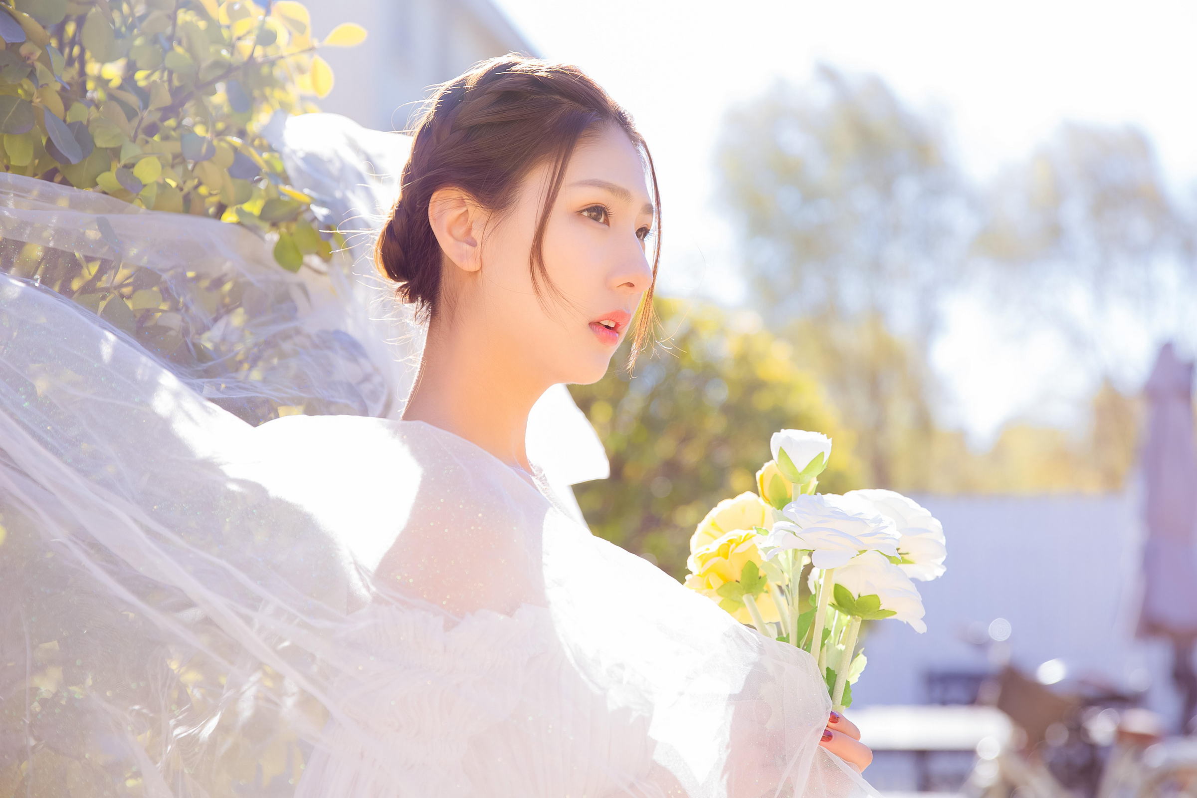 [YALAYI雅拉伊]2023.03.29 清新少女 白色抹胸连衣裙与透视制服裙性感私房写真集第4张