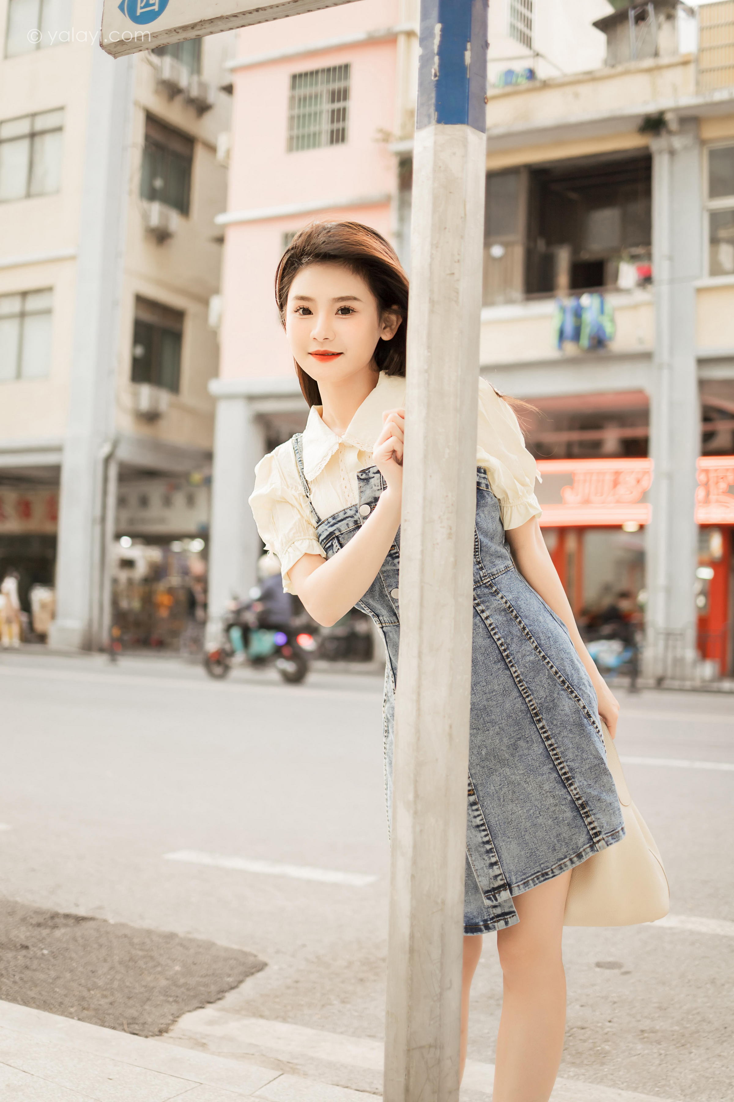 [YALAYI雅拉伊]2023.04.22 女神来我家 若婷 白色衬衫加灰色吊带牛仔裤清纯写真集第4张