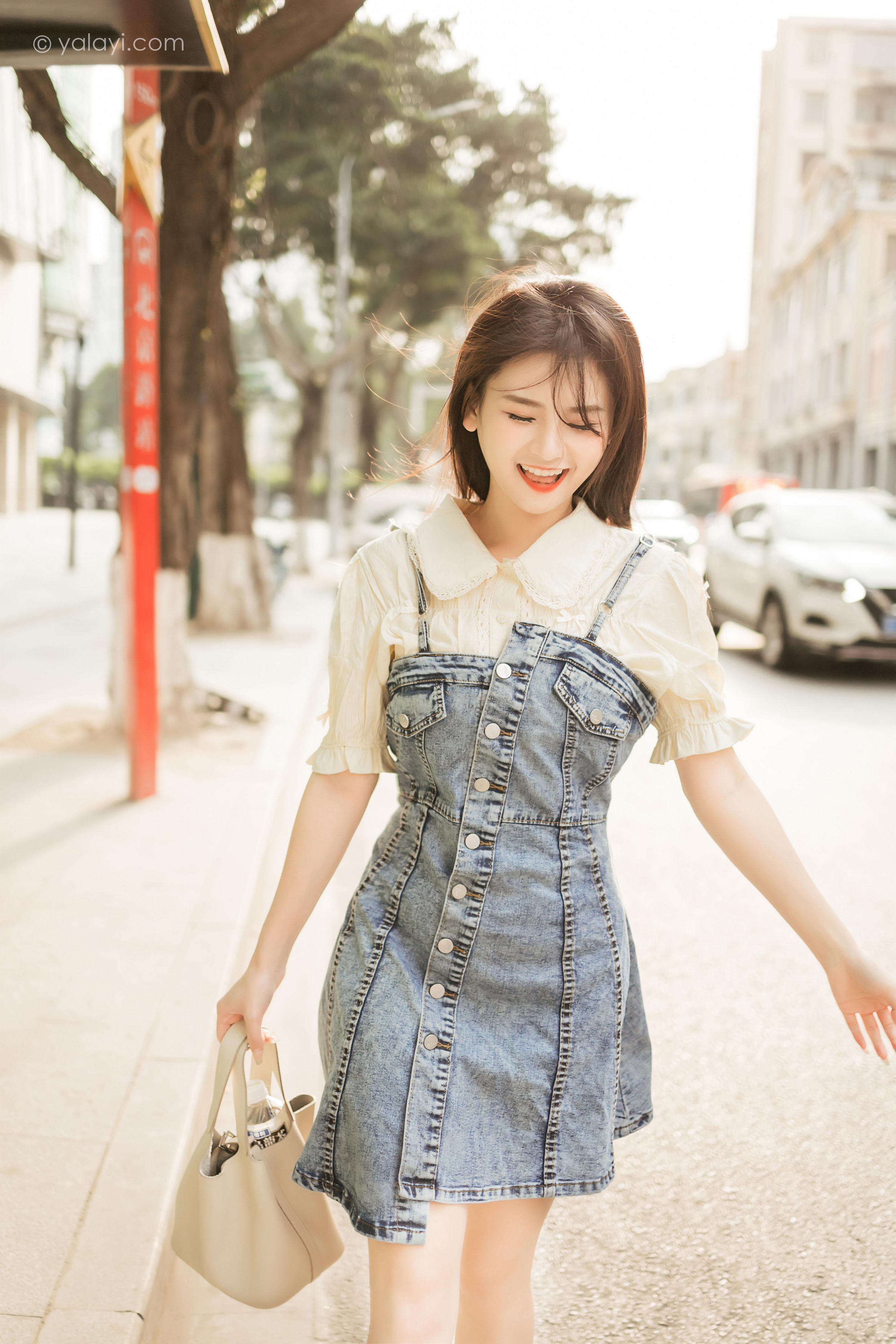 [YALAYI雅拉伊]2023.04.22 女神来我家 若婷 白色衬衫加灰色吊带牛仔裤清纯写真集第9张