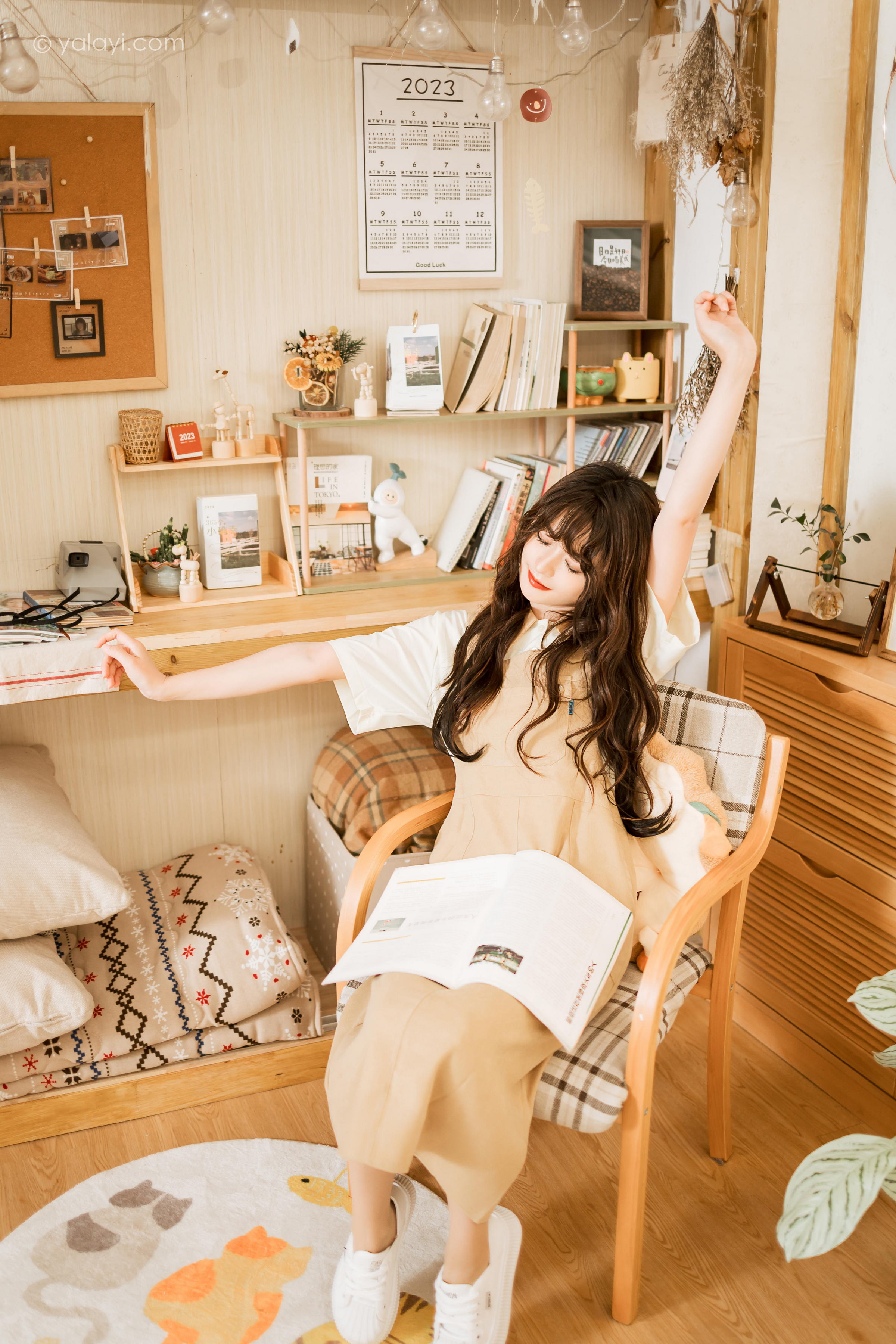[YALAYI雅拉伊]2023.05.02 惬意的悠闲时光 小亭 白色衬衫与米色连衣裙居家清纯写真集第5张