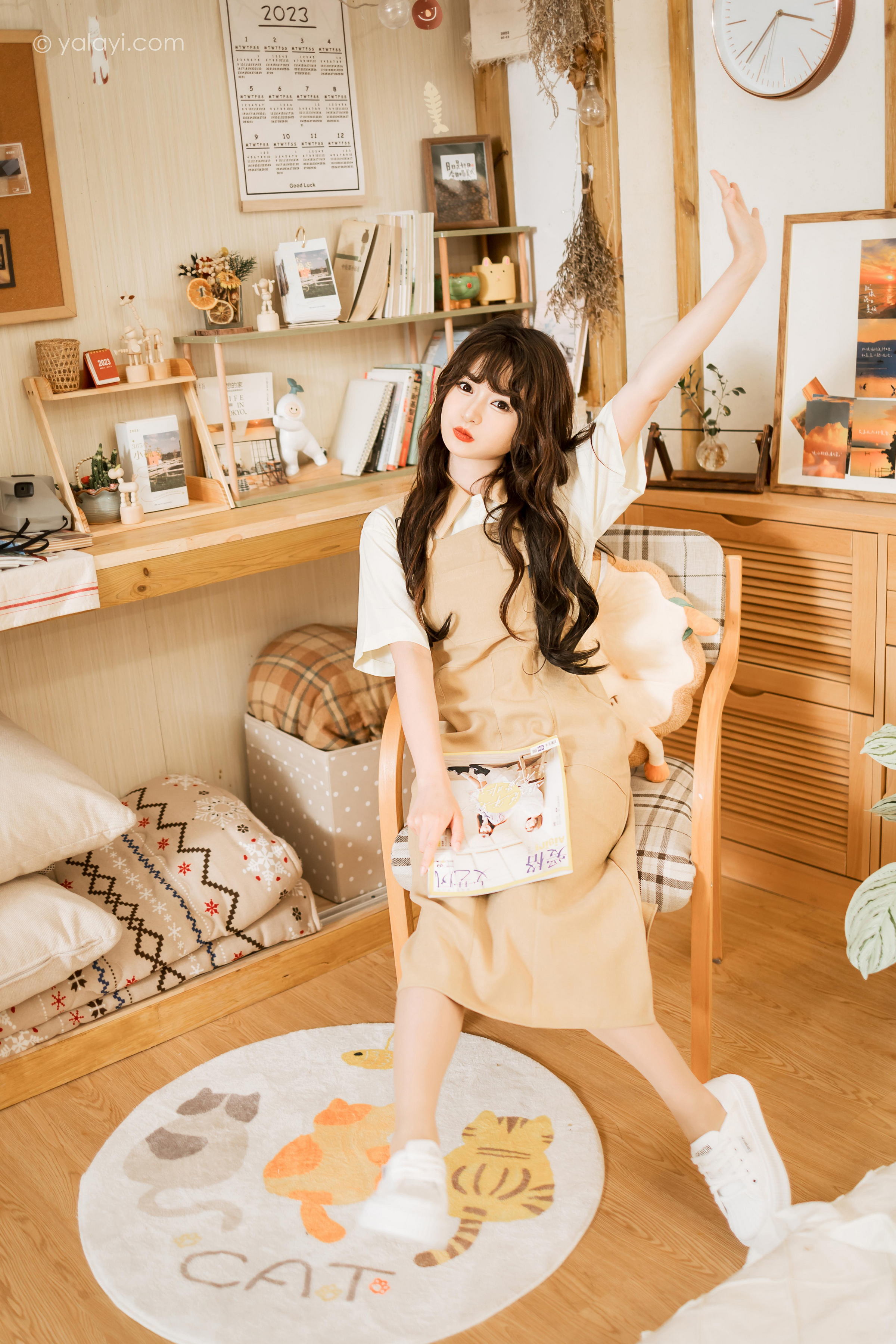 [YALAYI雅拉伊]2023.05.02 惬意的悠闲时光 小亭 白色衬衫与米色连衣裙居家清纯写真集第4张