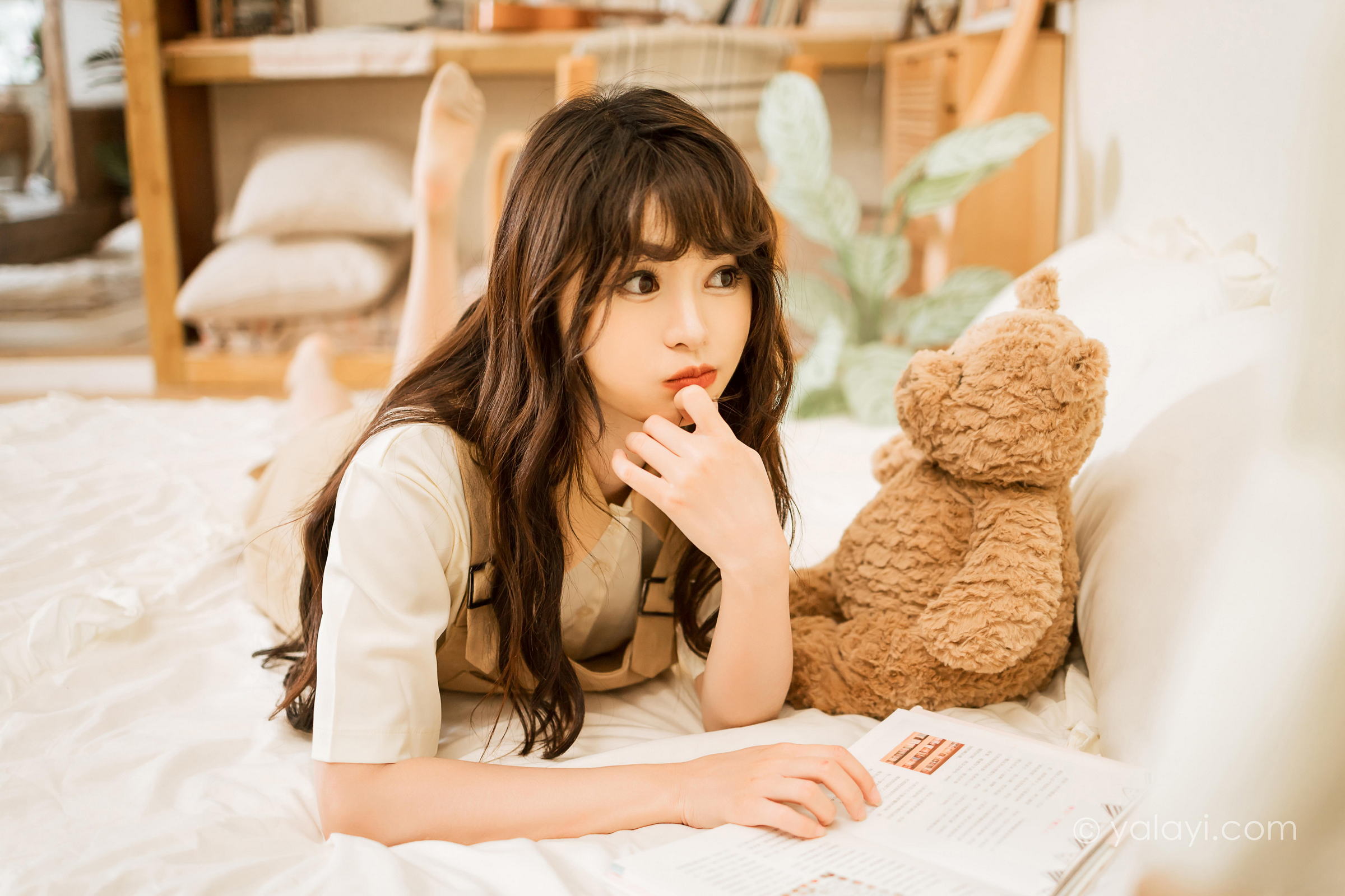 [YALAYI雅拉伊]2023.05.02 惬意的悠闲时光 小亭 白色衬衫与米色连衣裙居家清纯写真集第13张