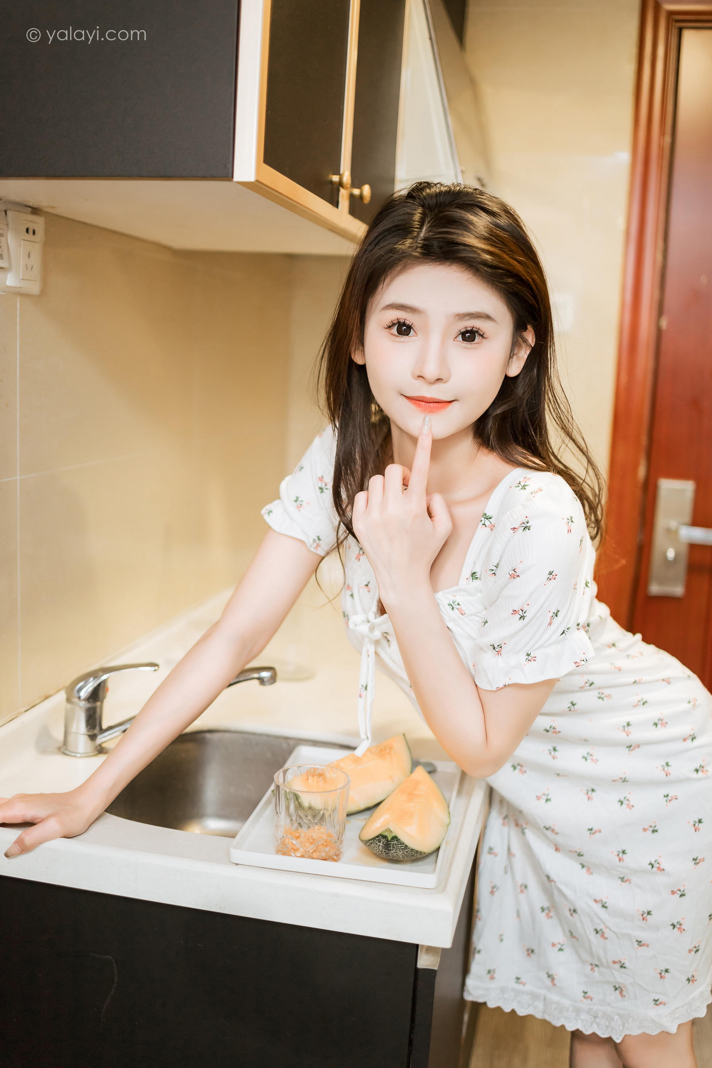 [YALAYI雅拉伊]2023.05.05 请你吃瓜 若婷 白色连衣裙加白色围裙性感私房写真集第7张