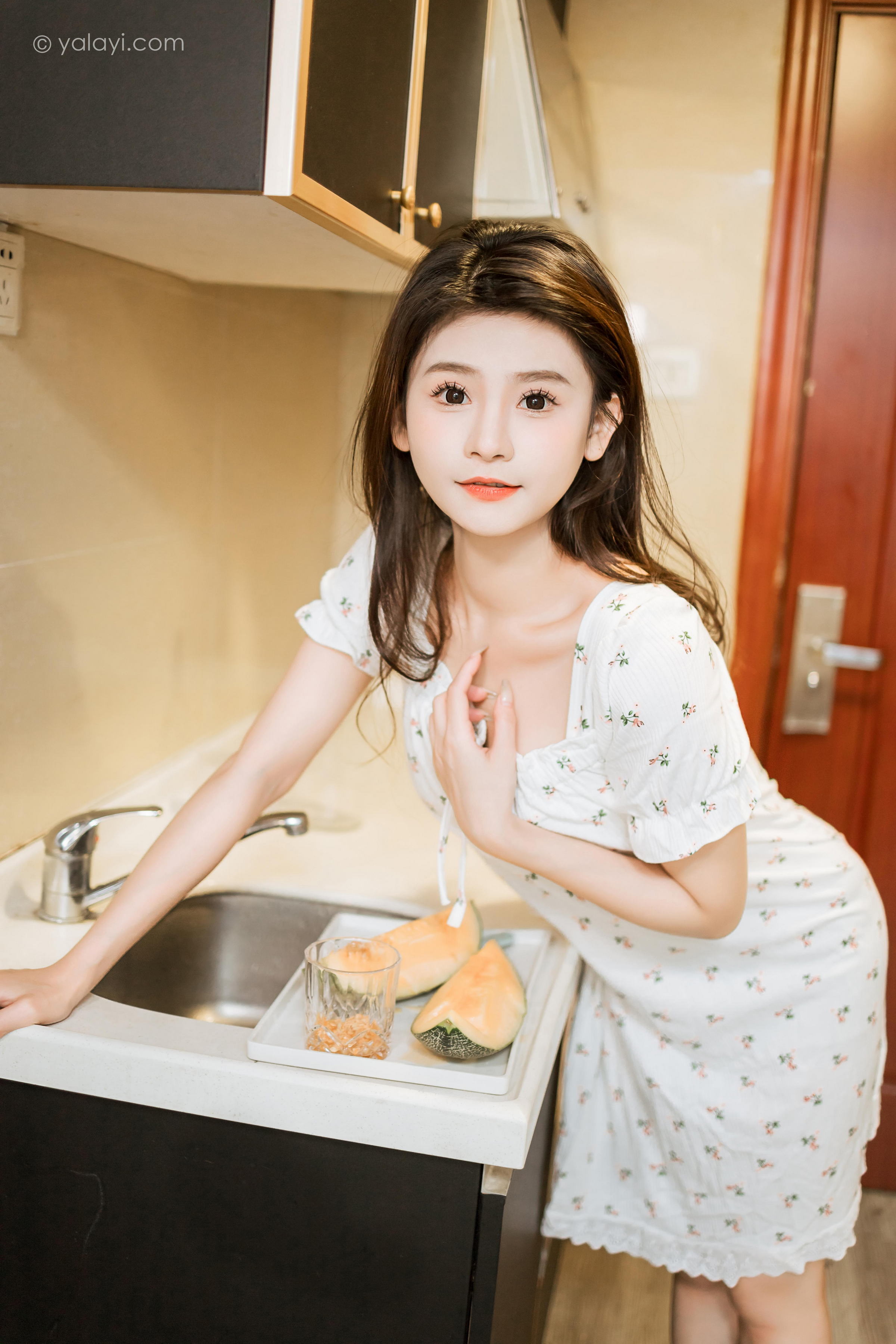 [YALAYI雅拉伊]2023.05.05 请你吃瓜 若婷 白色连衣裙加白色围裙性感私房写真集第6张