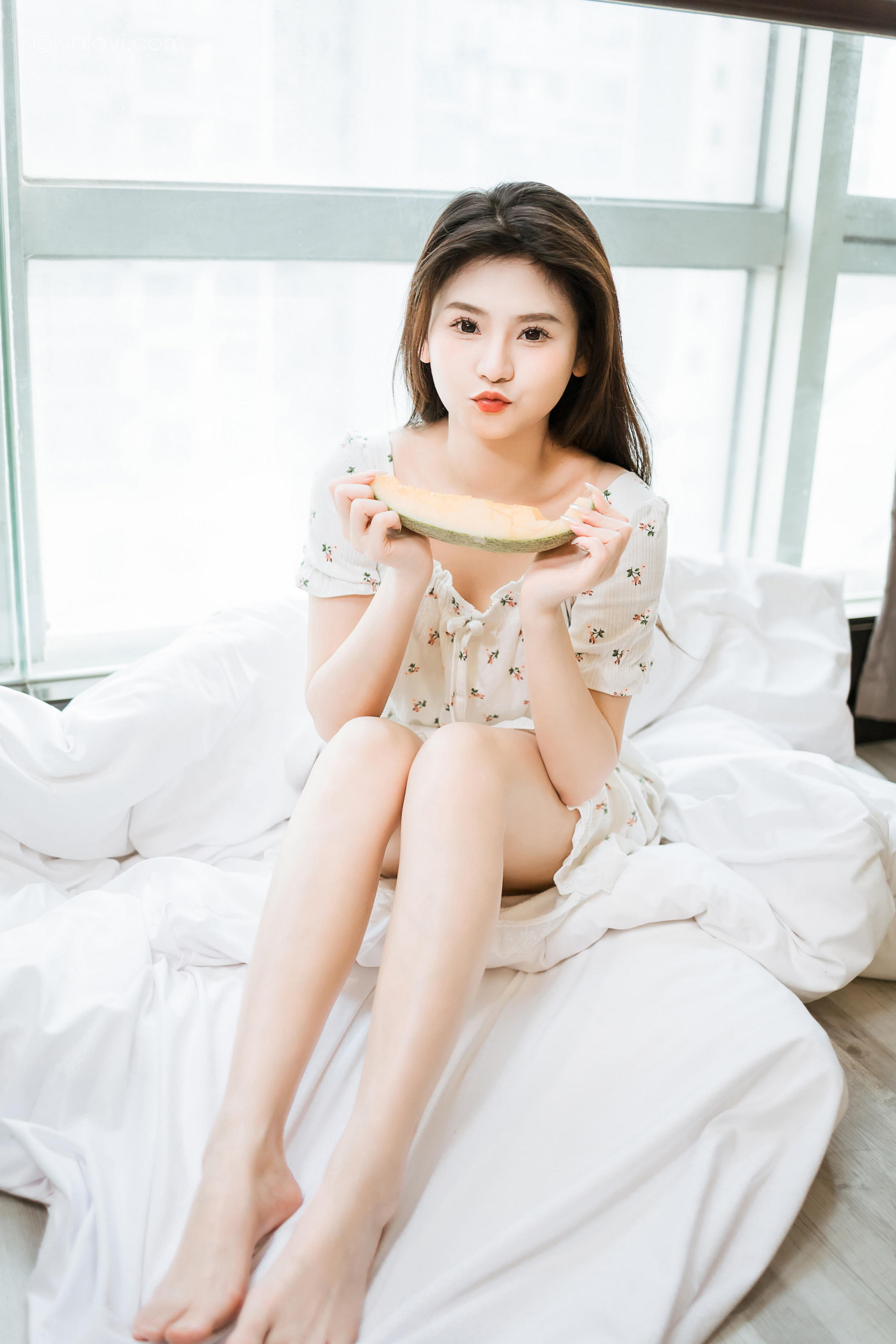 [YALAYI雅拉伊]2023.05.05 请你吃瓜 若婷 白色连衣裙加白色围裙性感私房写真集第8张