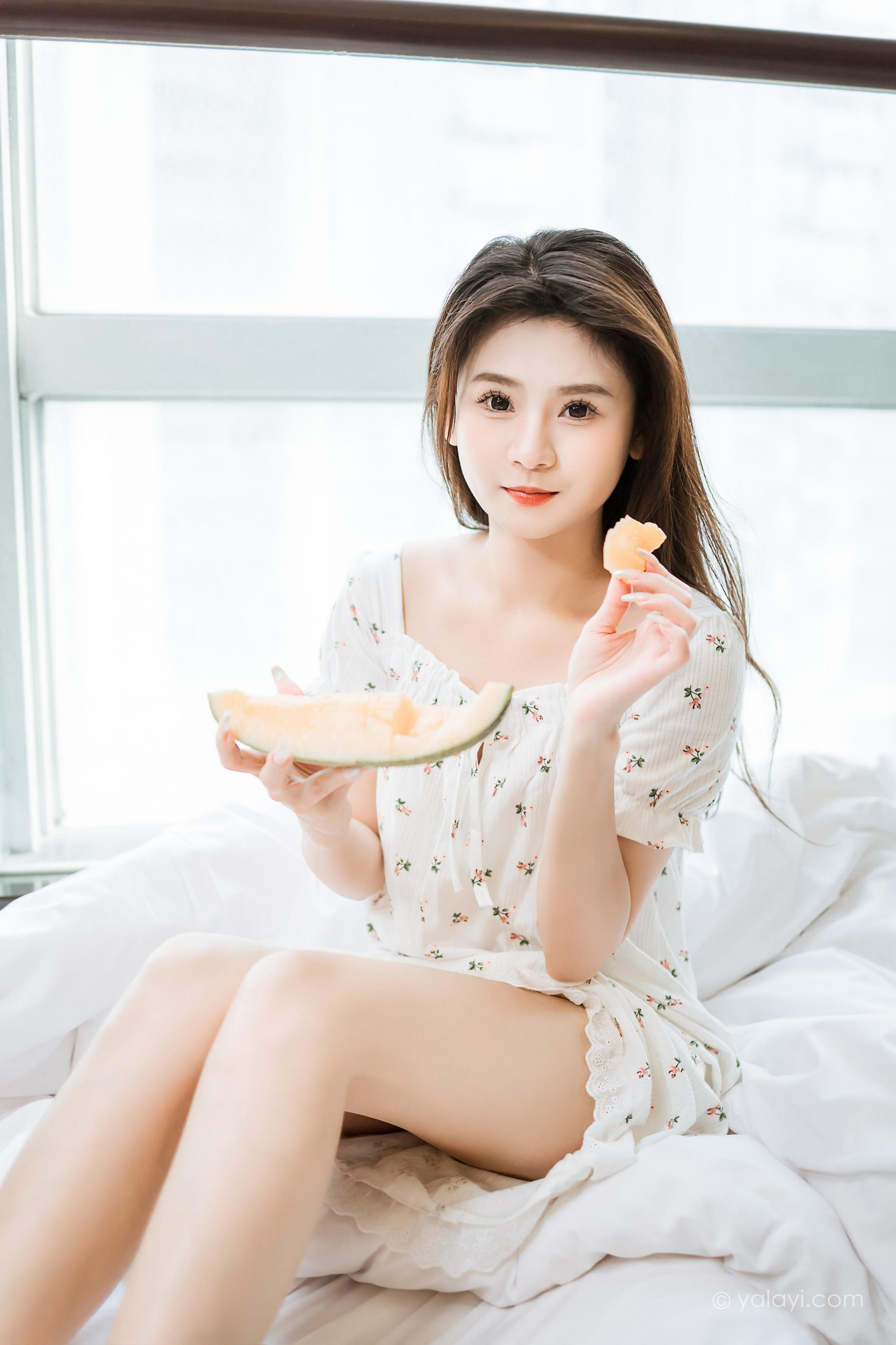 [YALAYI雅拉伊]2023.05.05 请你吃瓜 若婷 白色连衣裙加白色围裙性感私房写真集第10张