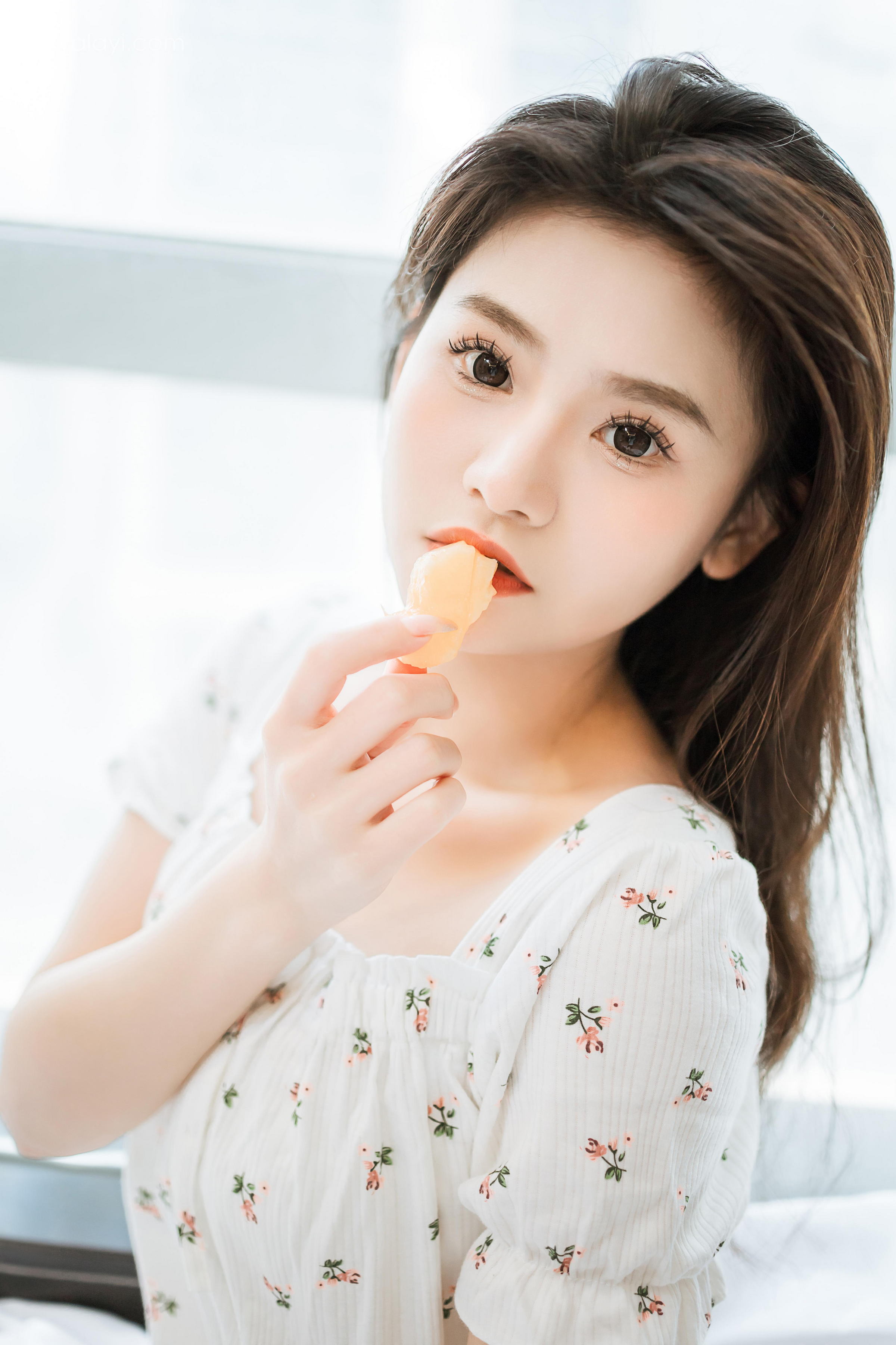 [YALAYI雅拉伊]2023.05.05 请你吃瓜 若婷 白色连衣裙加白色围裙性感私房写真集第13张