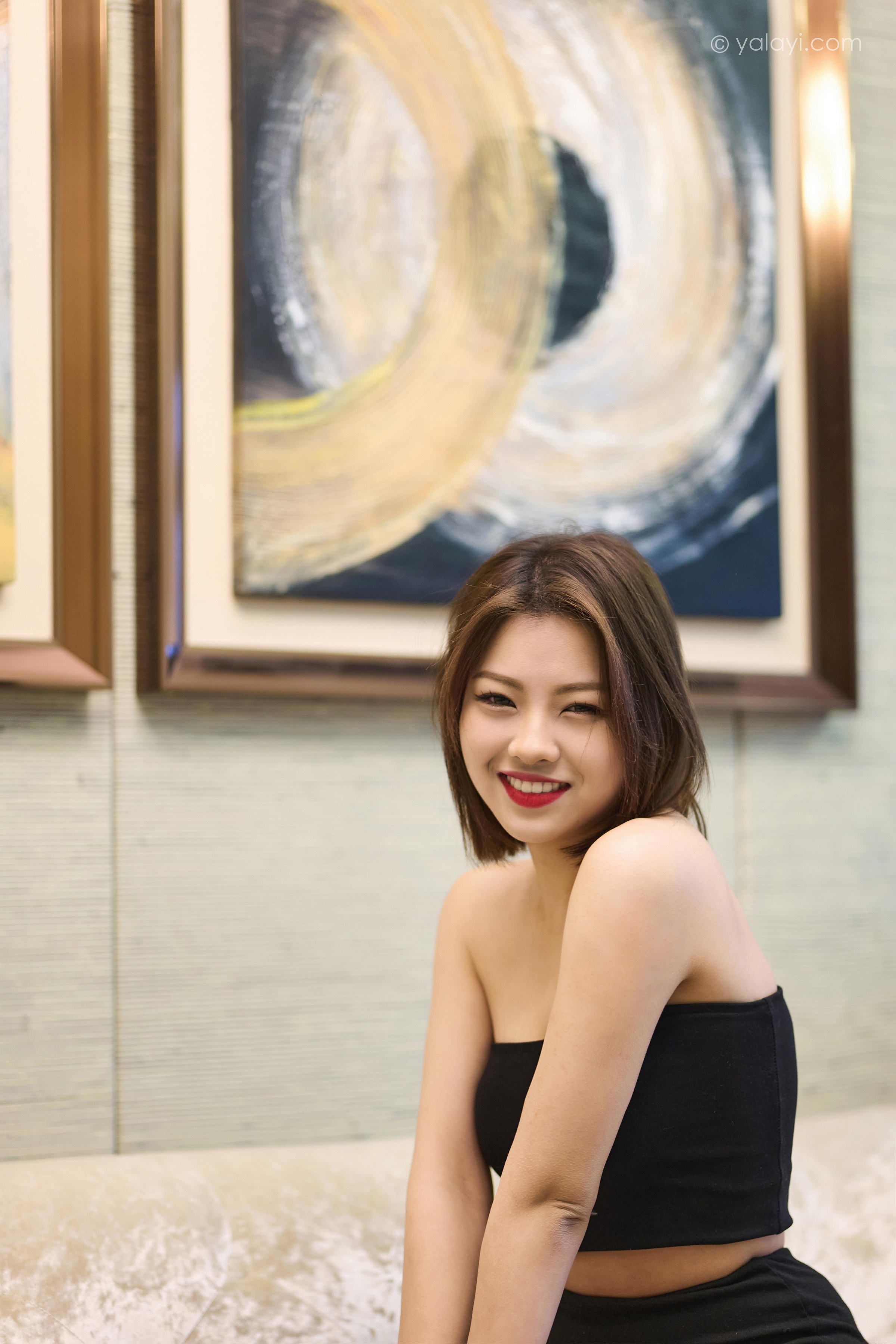 [YALAYI雅拉伊]2023.05.06 OL女郎 悦儿 黑色裹胸上衣加黑色短裙性感私房写真集第13张