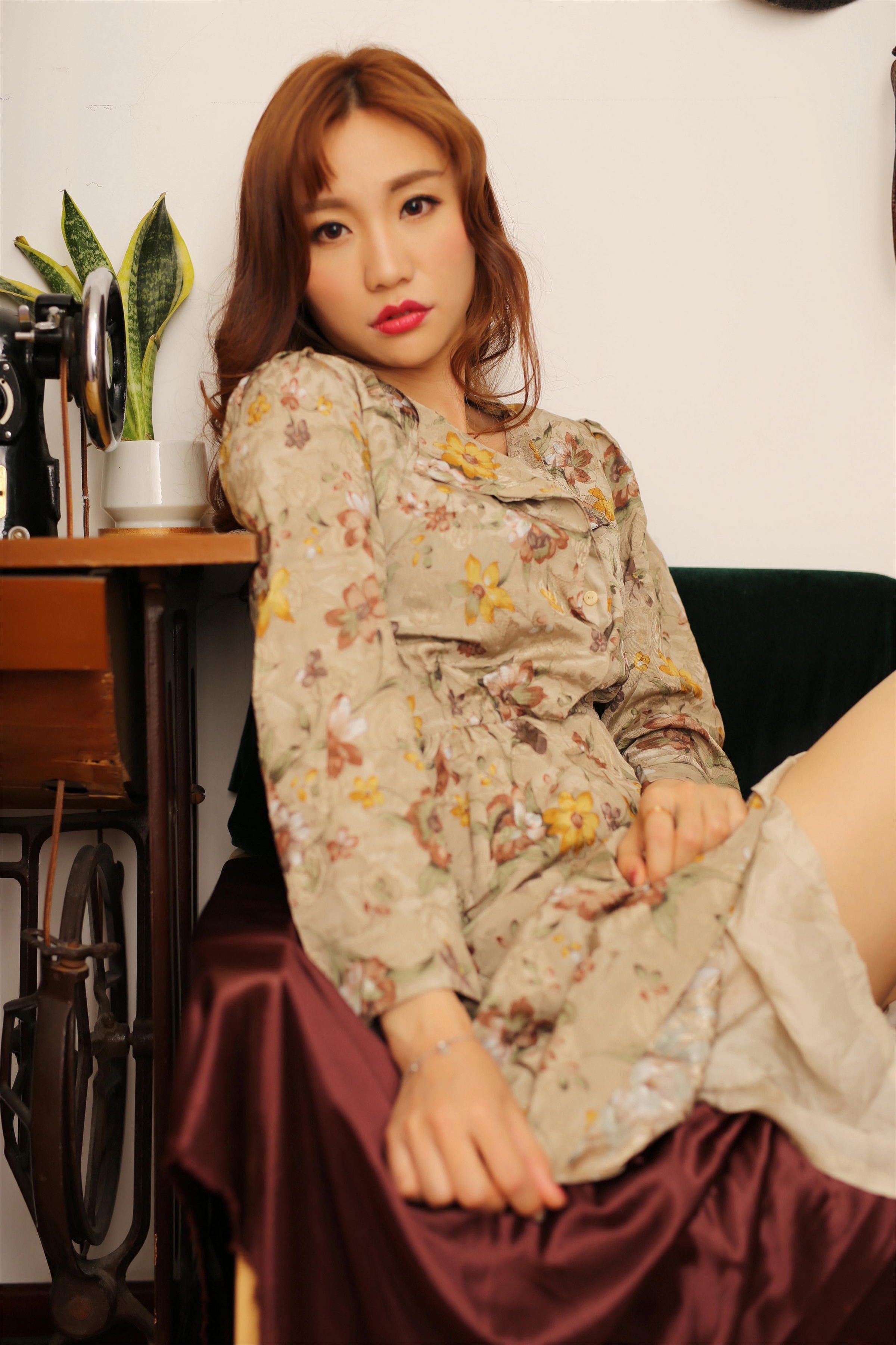 [YALAYI雅拉伊]2023.05.09 道晚安 性感熟女 米色吊带连衣裙加黑色内衣私房写真集第10张