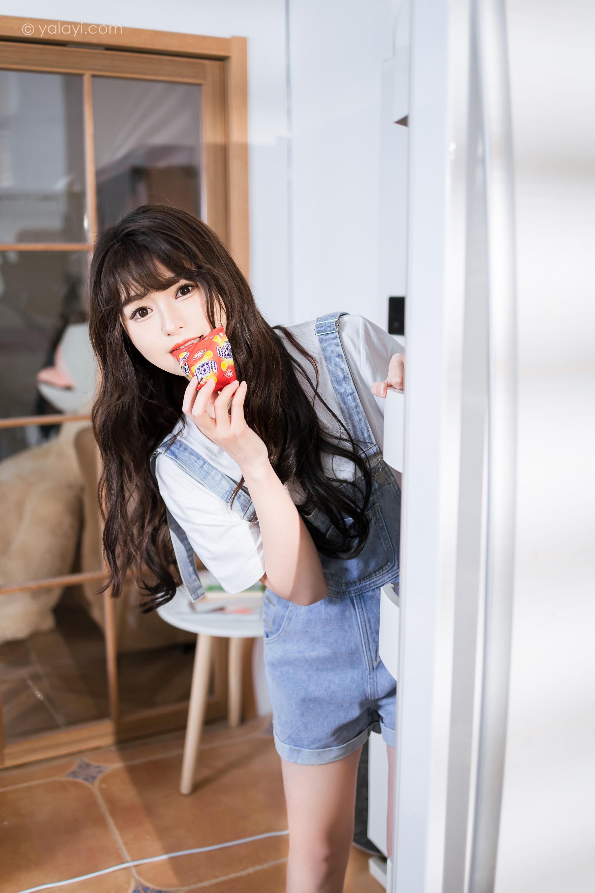 [YALAYI雅拉伊]2023.05.12 穿吊带牛仔裤的少女 小亭 白色短袖加牛仔短裤性感私房写真集第7张